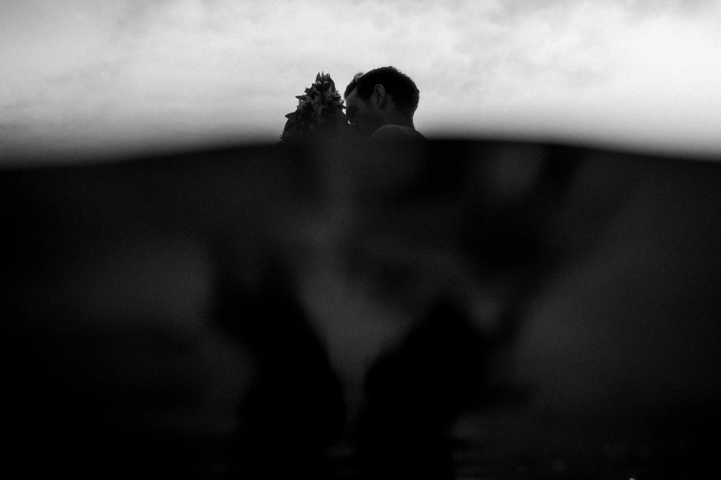 couple-maries-coucher-soleil-polynesie-silhouette-destination-wedding-photographe-mariage-video-mariage-the-wild-strawberry.webp