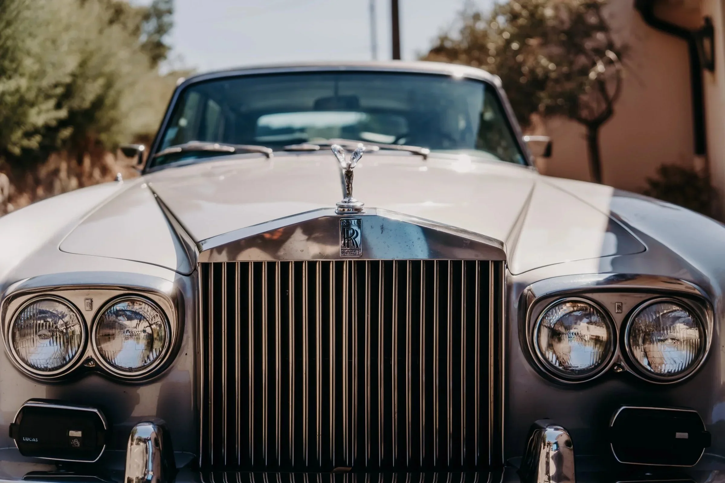 rolls-royce-voiture-luxe-mariage-cannes-destination-photographe-mariage-film-mariage-the-wild-strawberry.webp