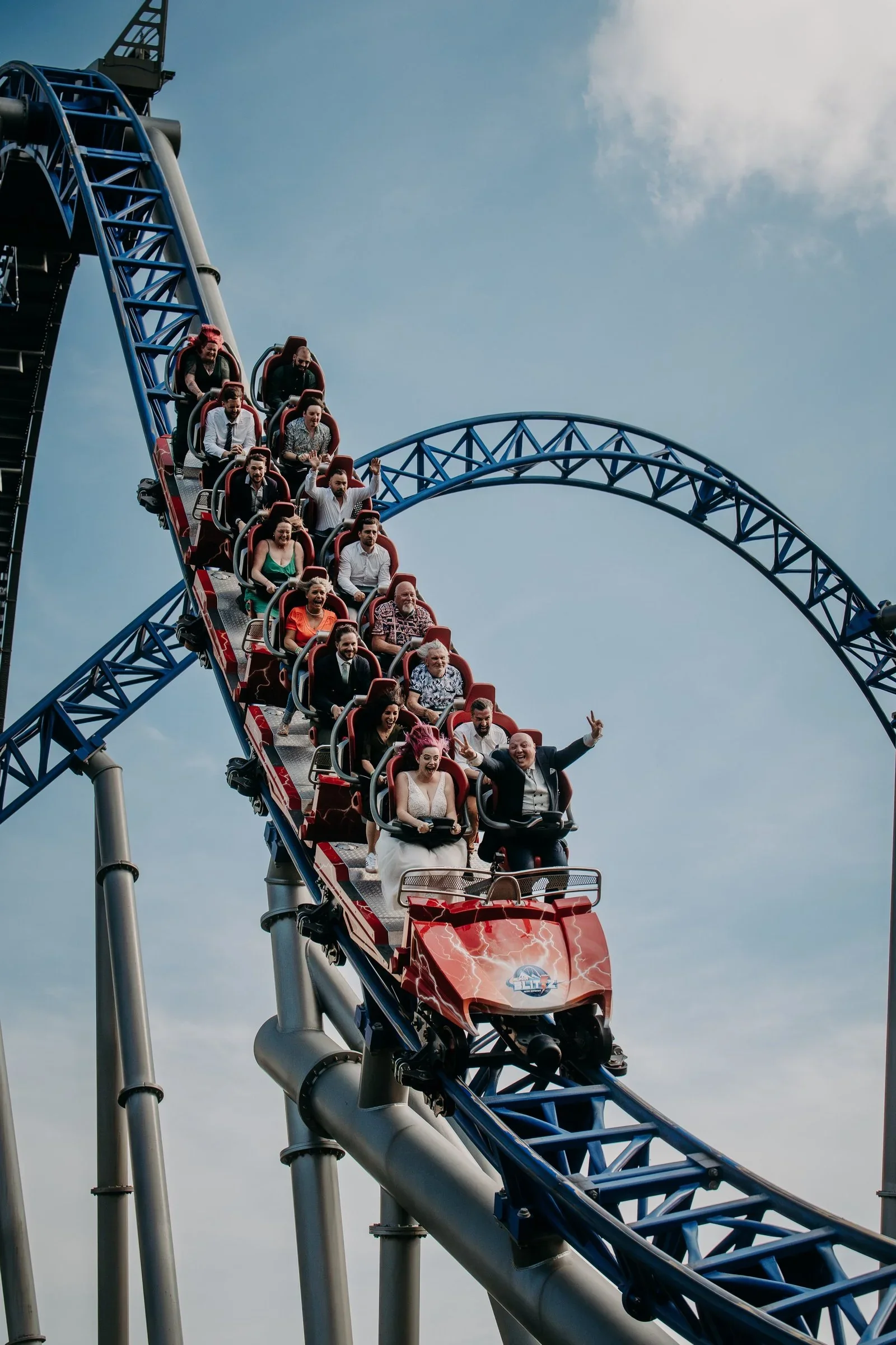 mariage-parc-attraction-fete-foraine-nigloland-soiree-dansante-joie-mariage-disney-destination-wedding-photographe-mariage-film-mariage-the-wild-strawberry.webp