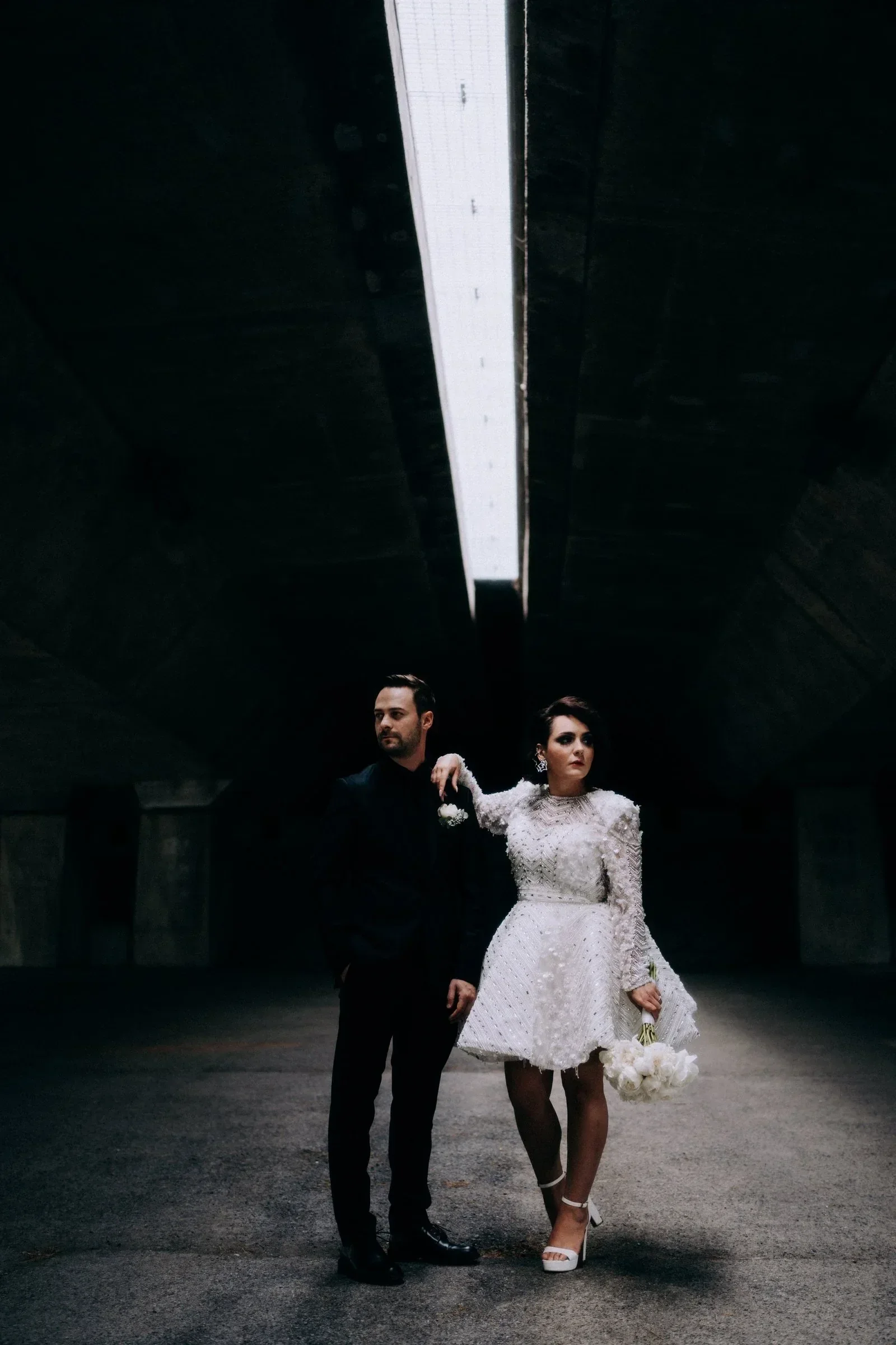 couple-portrait-urbain-industriel-cinematic-mariage-photographe-mariage-video-mariage-the-wild-strawberry.webp