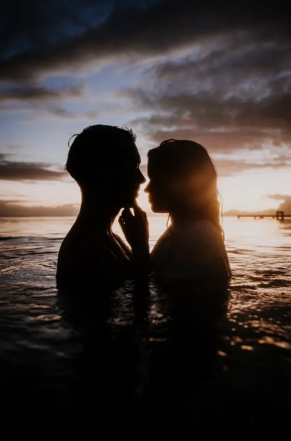 seance-couple-polynesie-ocean-coucher-soleil-silhouette-romantique-destination-wedding-micro-wedding-small-int.webp