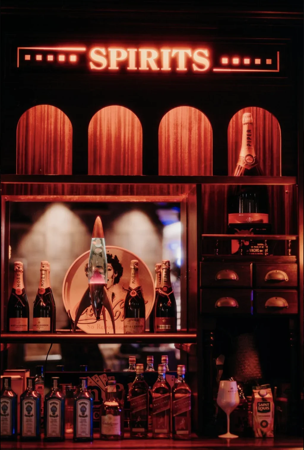 bar-mariage-neon-spirits-champagne-soiree-fun-photographe-mariage-film-mariage-the-wild-strawberry.webp