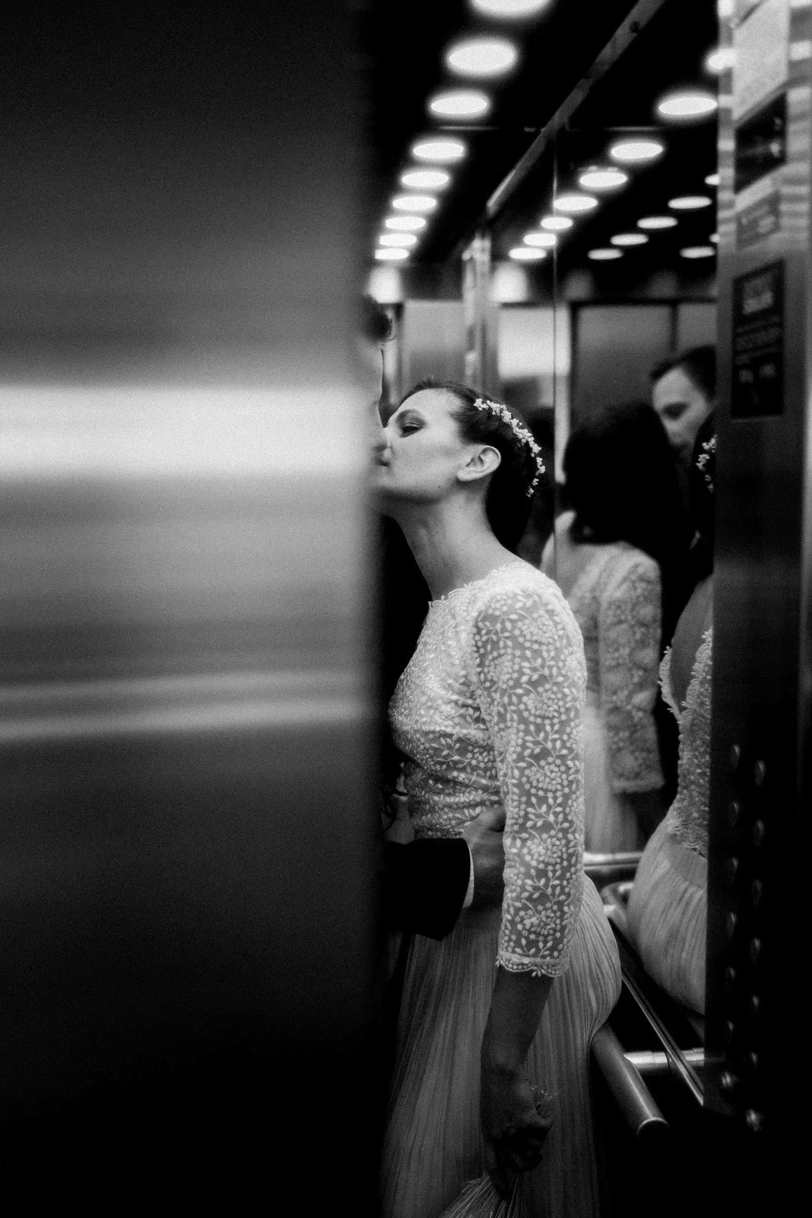 mariee-ascenseur-paris-mariage-civil-cinematic-elopement-micro-wedding-small-intimate-wedding-photographe-mari.webp
