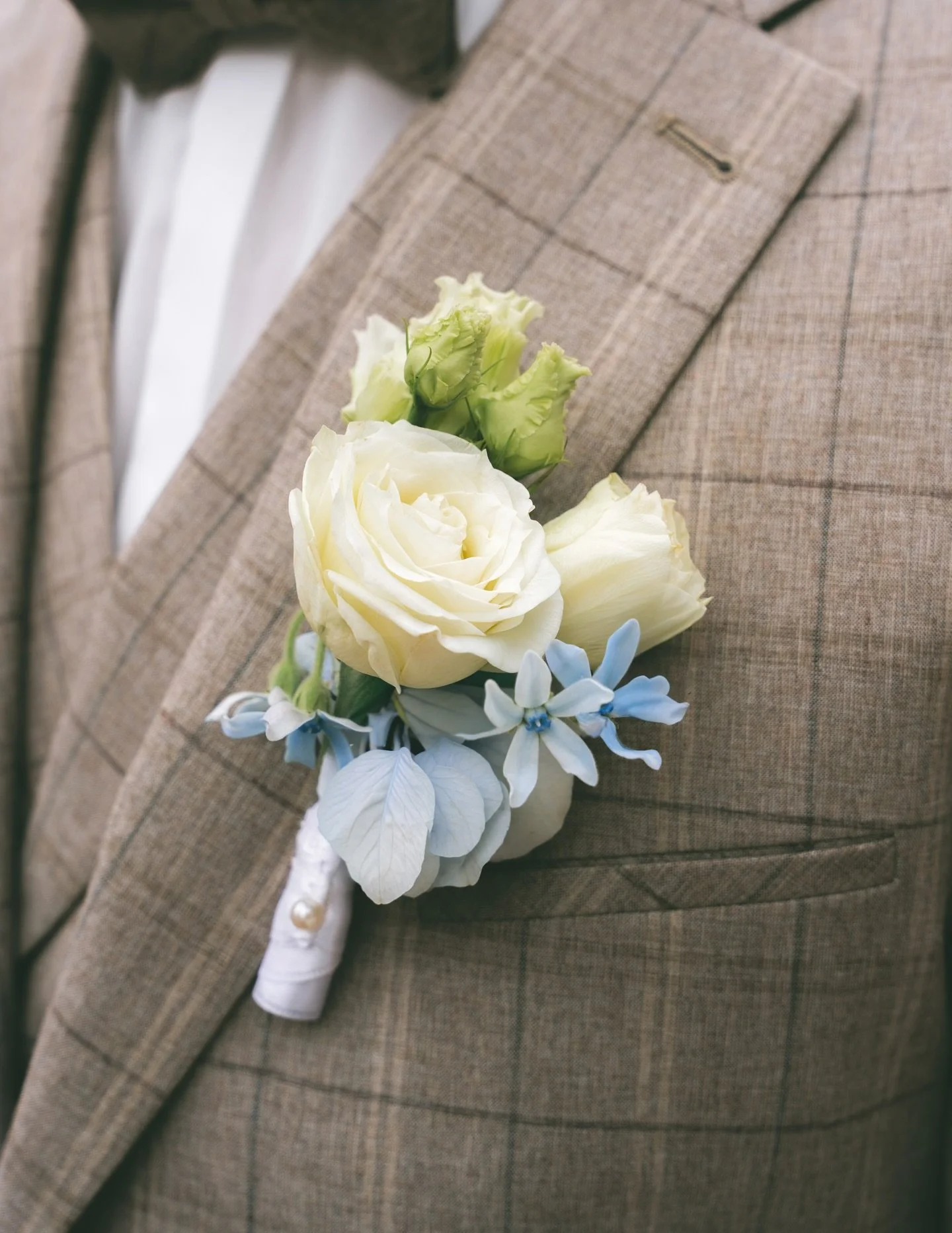 Immer passend zum Brautstrau&szlig;: Der Anstecker f&uuml;r den Br&auml;utigam! 🤵🏻&zwj;♂️
Wir verwenden f&uuml;r den Anstecker immer die Blumen aus dem Brautstrau&szlig; damit eben alle Details stimmen. AUẞER ihr w&uuml;nscht euch eine ganz besonde