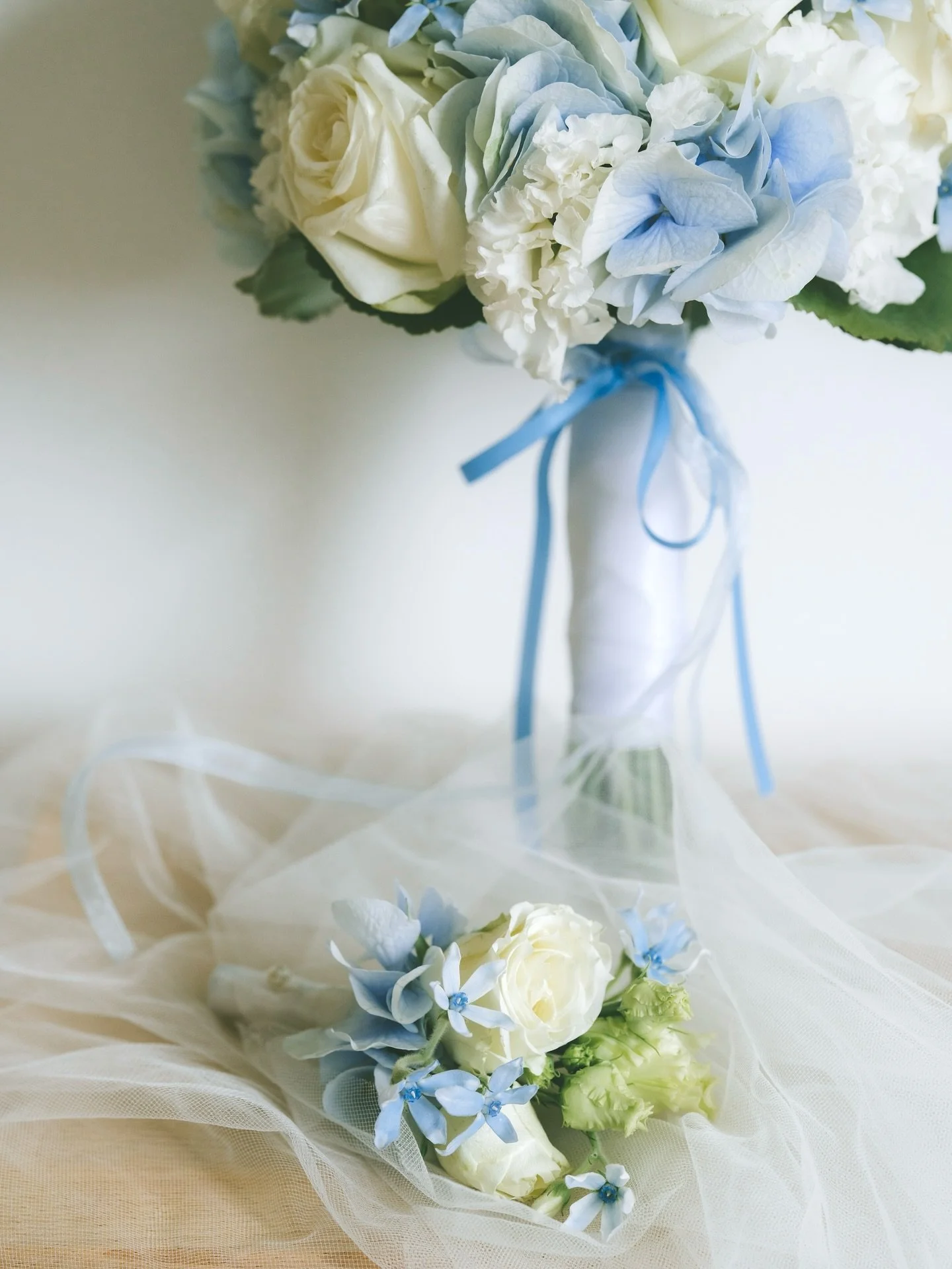 In diesem Jahr war bzw ist Hellblau eine absolute Trendfarbe in der Hochzeitsbranche! 🥰 Kein Wunder bei dem sch&ouml;nen Zusammenspiel aus Blaut&ouml;nen mit wei&szlig;en Bl&uuml;ten und wei&szlig;er Dekoration.. ✨
Vor einer Woche durften wir ein Br