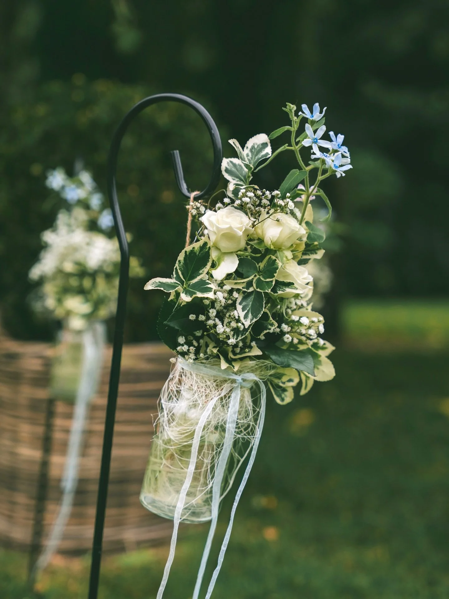 Unser Rund-um-Service f&uuml;r euch! 🌷
Ihr w&uuml;nscht euch wundersch&ouml;ne Floristik in eurer Location? Kein Problem - nach Absprache kommen wir einen Tag vorher oder auch am Tag der Trauung zur Location und stellen die Floristik ganz frisch f&u