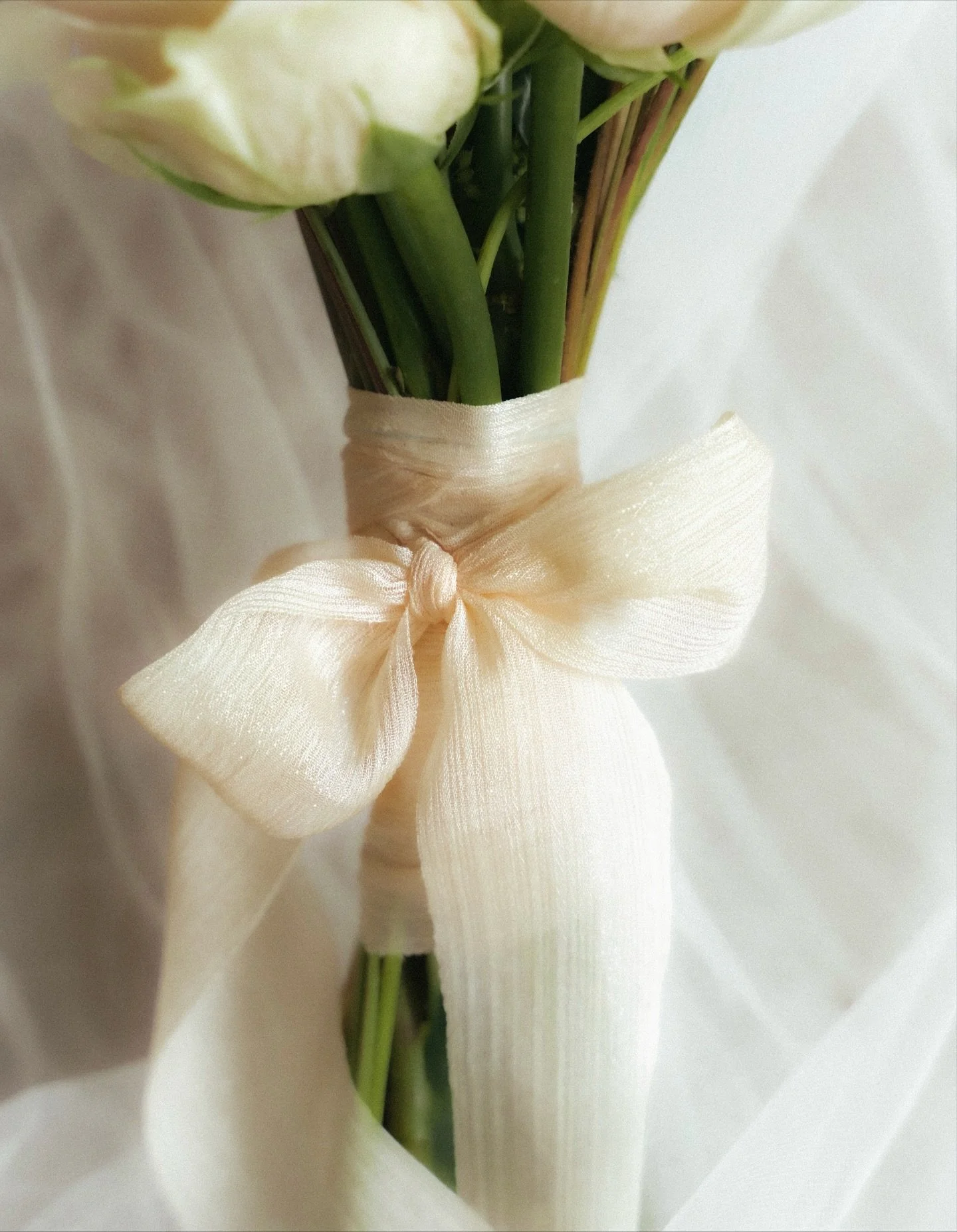 Gest&auml;ndnis: Wir haben eine gro&szlig;e Vorliebe f&uuml;r Schleifen 🎀 💕☺️ ABER - wenn ihr nicht so auf Schleifen steht wie wir, dann erhaltet ihr euren Strau&szlig; nat&uuml;rlich auch ganz ohne Schleife. 😁 Teilt uns immer eure W&uuml;nsche un