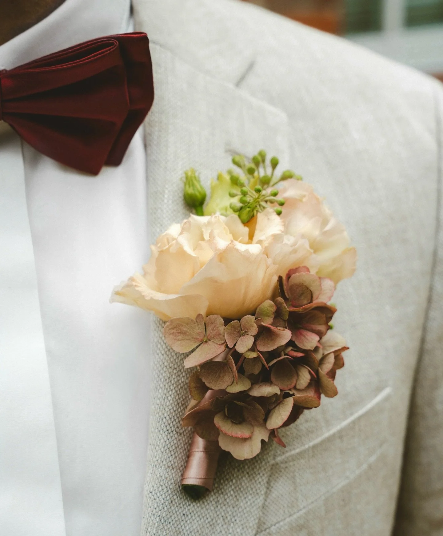 Wir lieben doch alle diese kleinen Herrenanstecker 🤵🏻&zwj;♂️😏

Seit langen kommen keine regelm&auml;&szlig;igen Post von uns.
Das ganze hat einfach den Grund, dass hinter den Kulissen so viel zu tun ist, weshalb wir einfach kaum Zeit f&uuml;r Bild