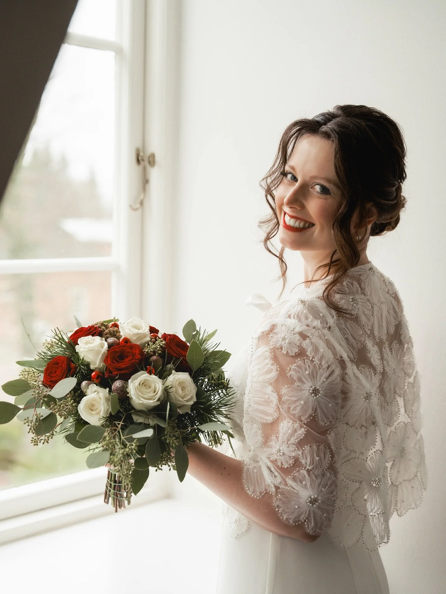 Weihnachtlicher Brautstrau&szlig; - Rund gebunden mit klassischen roten und wei&szlig;en Rosen.. 🥰

Wir w&uuml;nschen allen besinnliche Weihnachtstage! 🎄

- Ele &amp; Marlene 🧚&zwj;♂️🧚&zwj;♂️

Organisation: @krohn.hochzeitsfotografie
@theweddingo