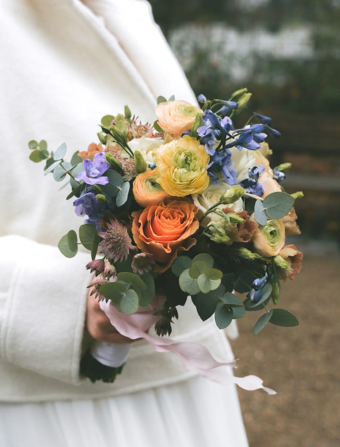 Standesamtliche Trauung 11/2025 🤵🏻&zwj;♂️👰🏻&zwj;♀️
Ende November durften wir noch einmal ein Brautpaar mit unserem Kombi-Angebot aus Fotografie (@krohn.hochzeitsfotografie) und Floristik gl&uuml;cklich machen. 🥰
Um den tristen Wetter zu trotzen 