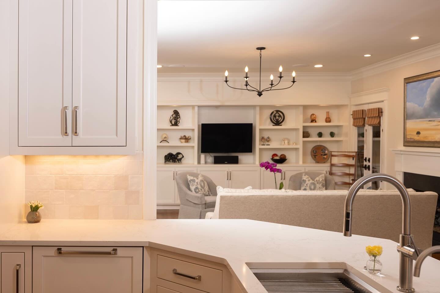Any other moms out there love when they can peek into the family room while cooking dinner?! This beautiful remodel checks all the boxes ✅✅✅

build // @cranebuilders 
photo // @bryanfayphoto 

#nashvillebuilder #builder #nashvilleremodel #remodel #ki