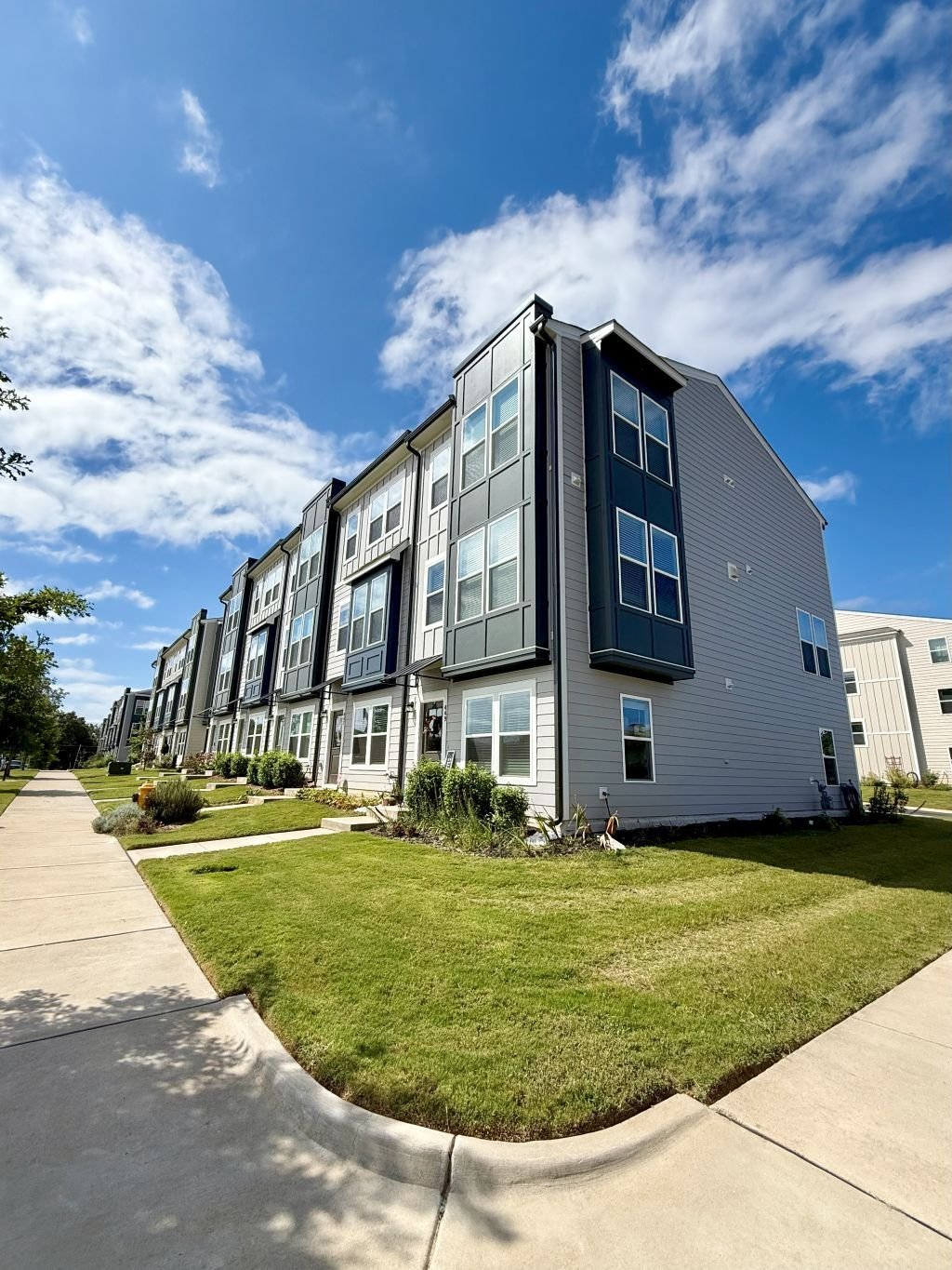 AVAILABLE NOW! 443 N. Fisher Street, Raleigh, NC
New Construction 3 level townhome located in the city of Raleigh. The townhome lends itself to 2 spacious bedrooms and 1.5 bathrooms. There is a 1 car garage and a deck off the kitchen to enjoy the out