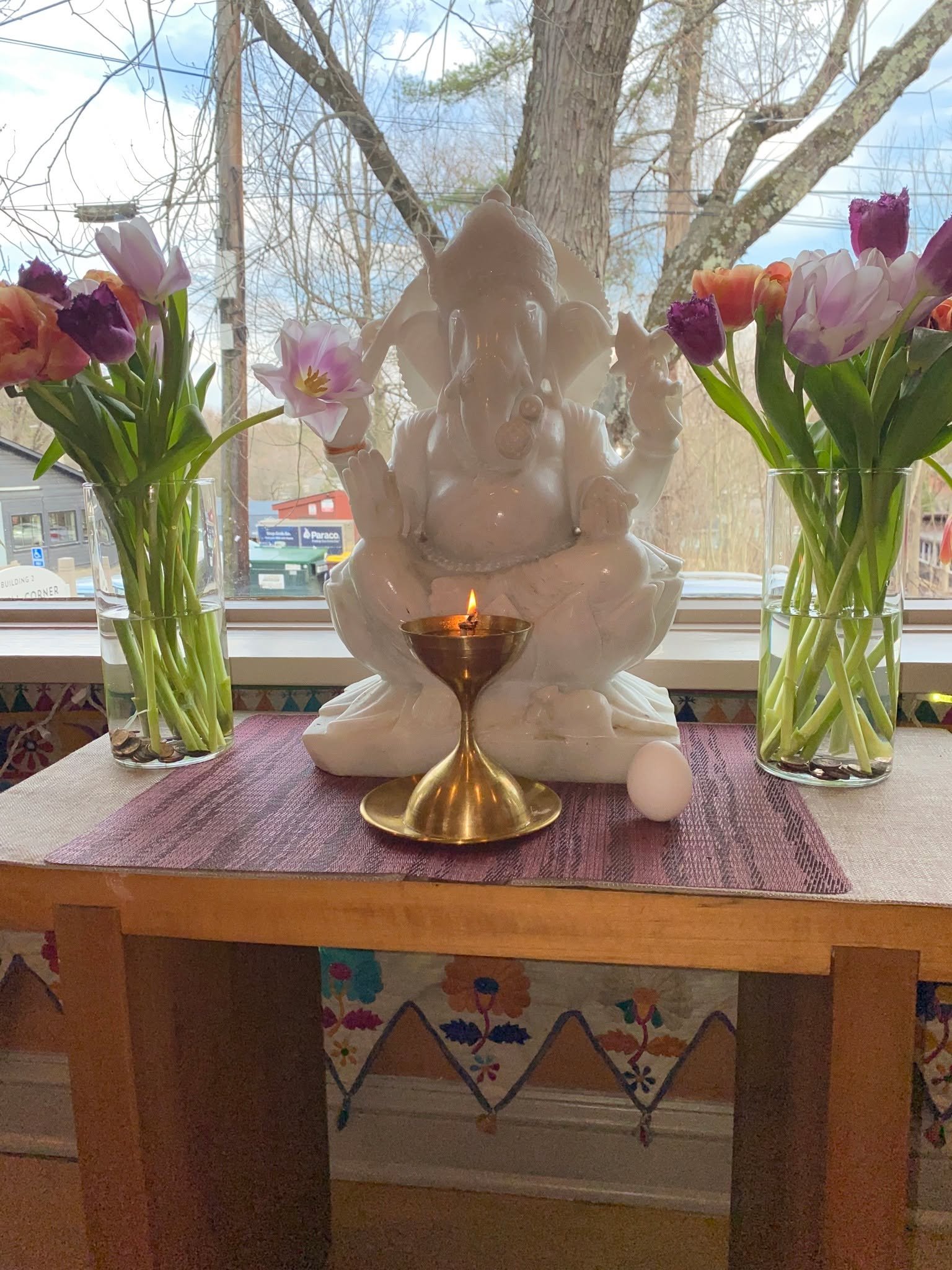 🌷 Happy Spring Equinox 🌷

Today after balancing on our heads this morning in Sirsansana, we balanced EGGS on the window sill! 🐣

The equinox is the time when earth and sky are almost &ldquo;poetically&rdquo; united in symmetry and balance. The per