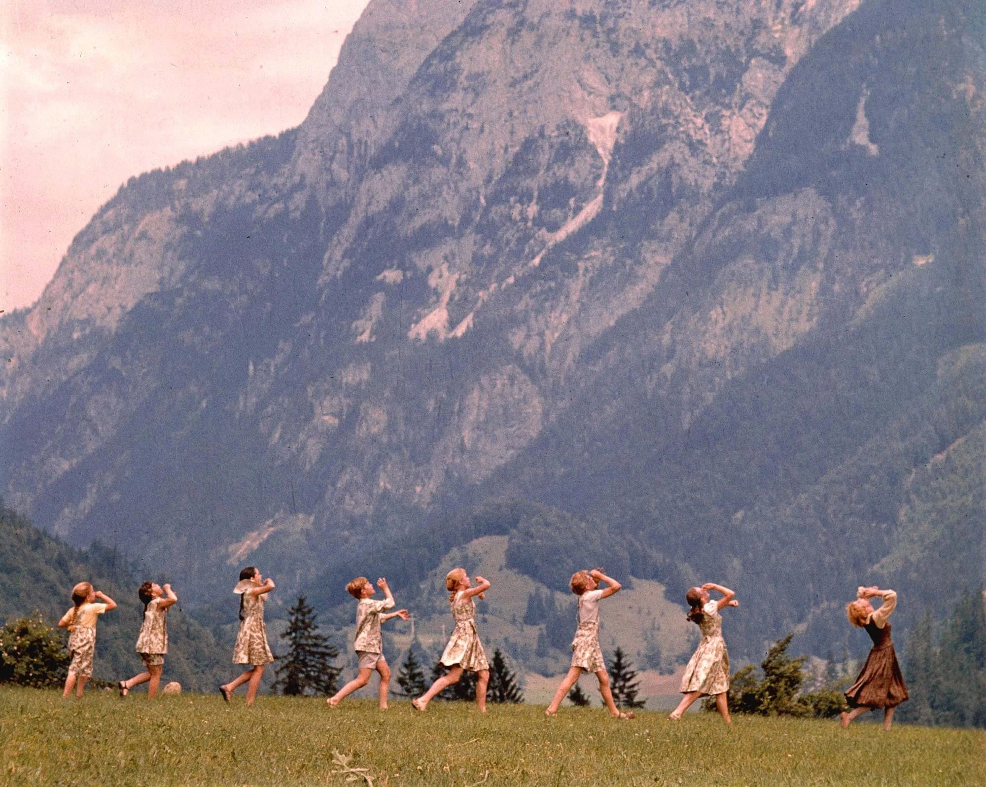 1136_SoundOfMusic_JulieAndrews_Children_DoReMi_Mountain_662.jpeg