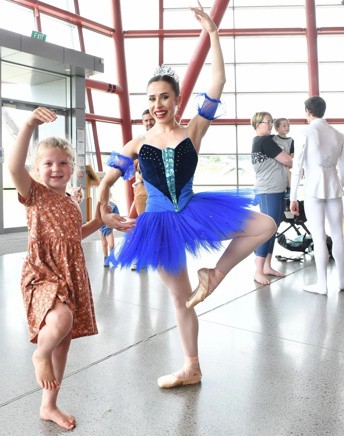 Artist Madeleine Graham with students at the Relaxed Performance in Manakau