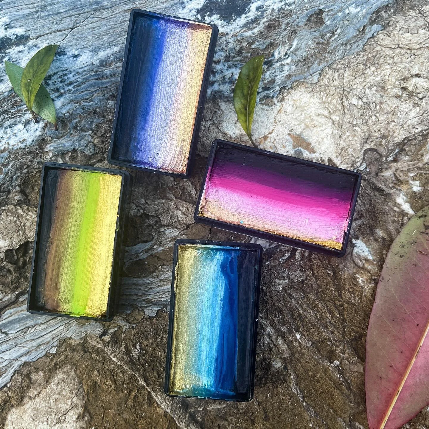 I got these Fusion one-strokes from the Natalee Davies Gold Range a few weeks ago. I am utterly obsessed with them! Violet has been my favourite, the shine is out of this world beautiful 🤩 

#fusionfacepaints #facepaints #facepaintsupplies #newpaint