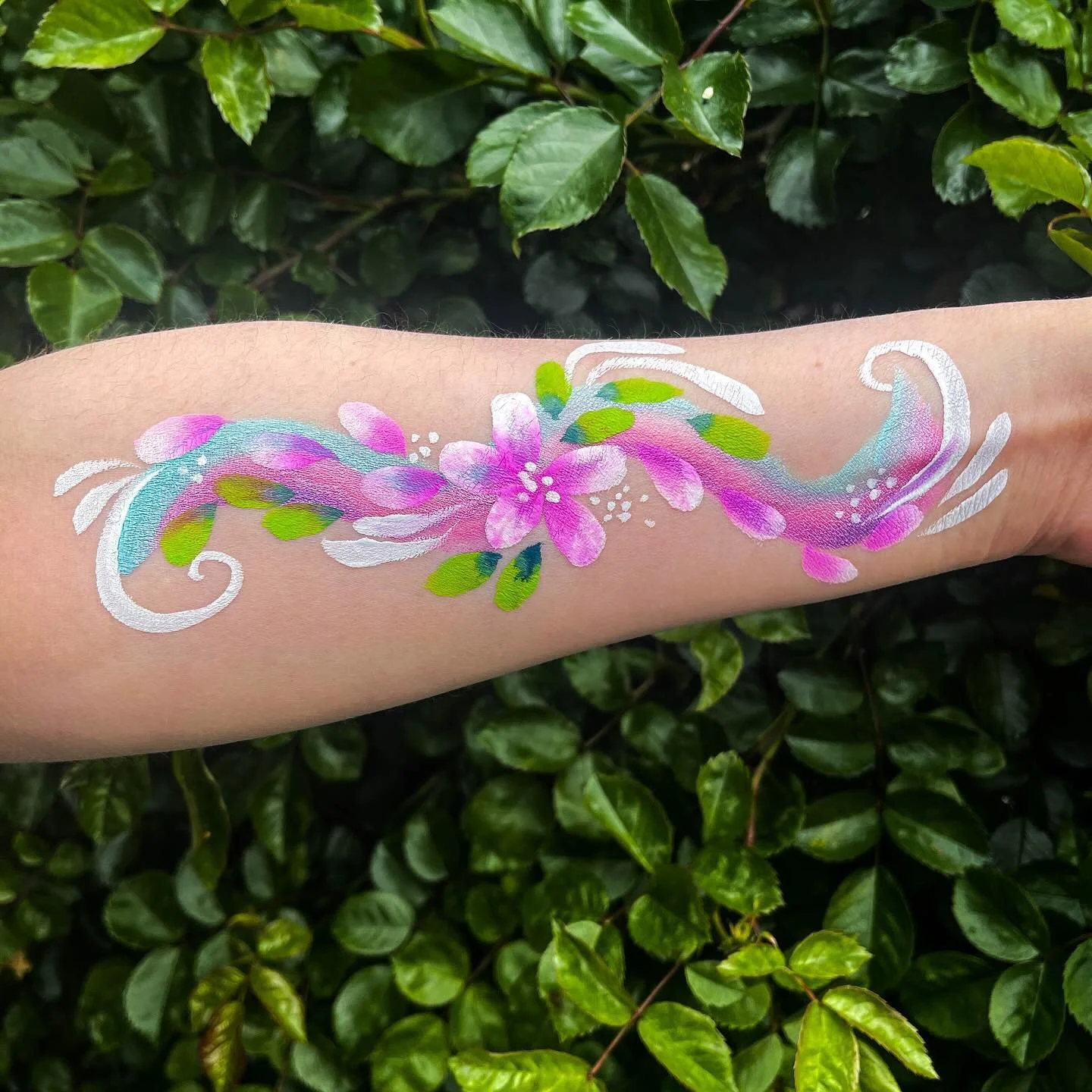Best friends let you paint on them! Thanks for being my canvas today 💕 A shimmery arm design thats super quick and beautiful

#facepainting #facepaint #facepaintdesigns #facepaintingkids #facepaintingpractice #canberrafacepainting #facepaintingfun #