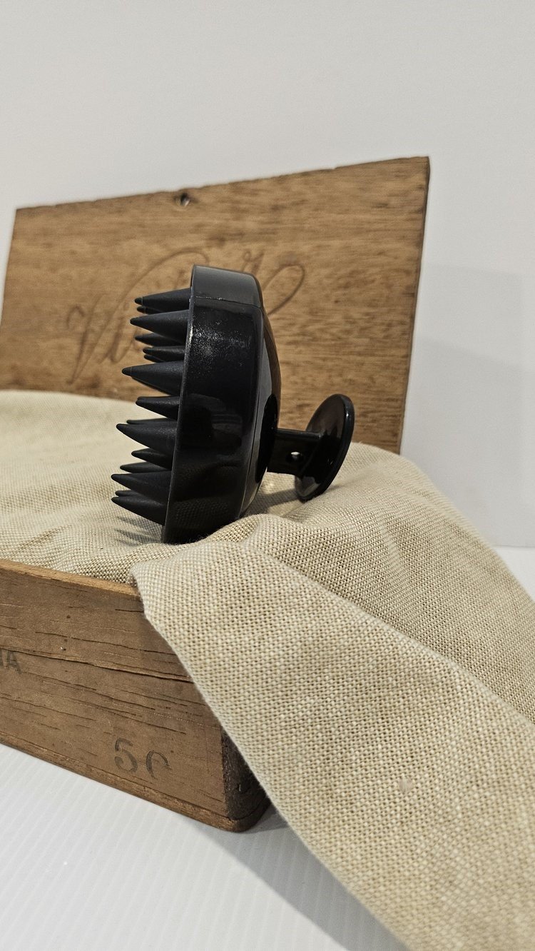 Silicone beard and hair scrubber with flexible bristles for deep cleansing and exfoliation. Soft, durable, and easy to clean. Perfect for daily grooming.