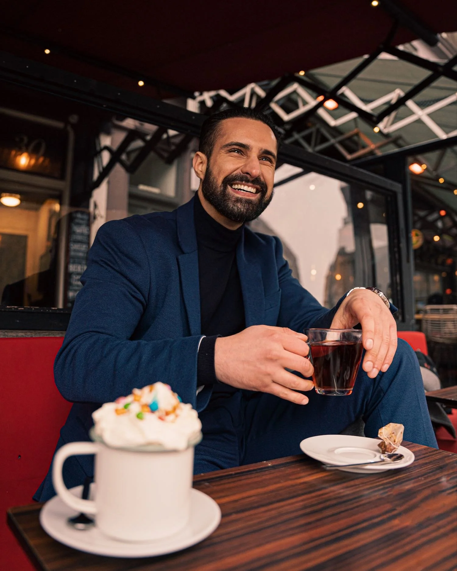 dating photoshoot portfolio koffie op terras in pak