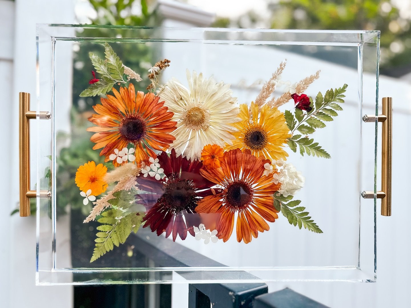 Really happy with how this epoxy serving tray turned out with autumn colors 🍂🍁 
#epoxyresin #autumnstyle #servingtray #fallstyle #driedflowers #ncstate