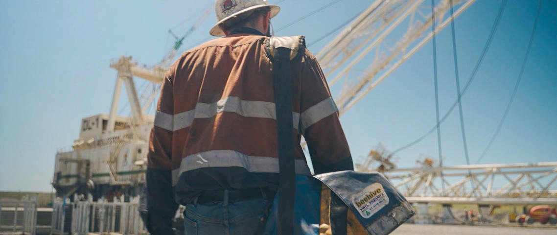 Dragline-and-Richglen-man-with-toolbag.jpg