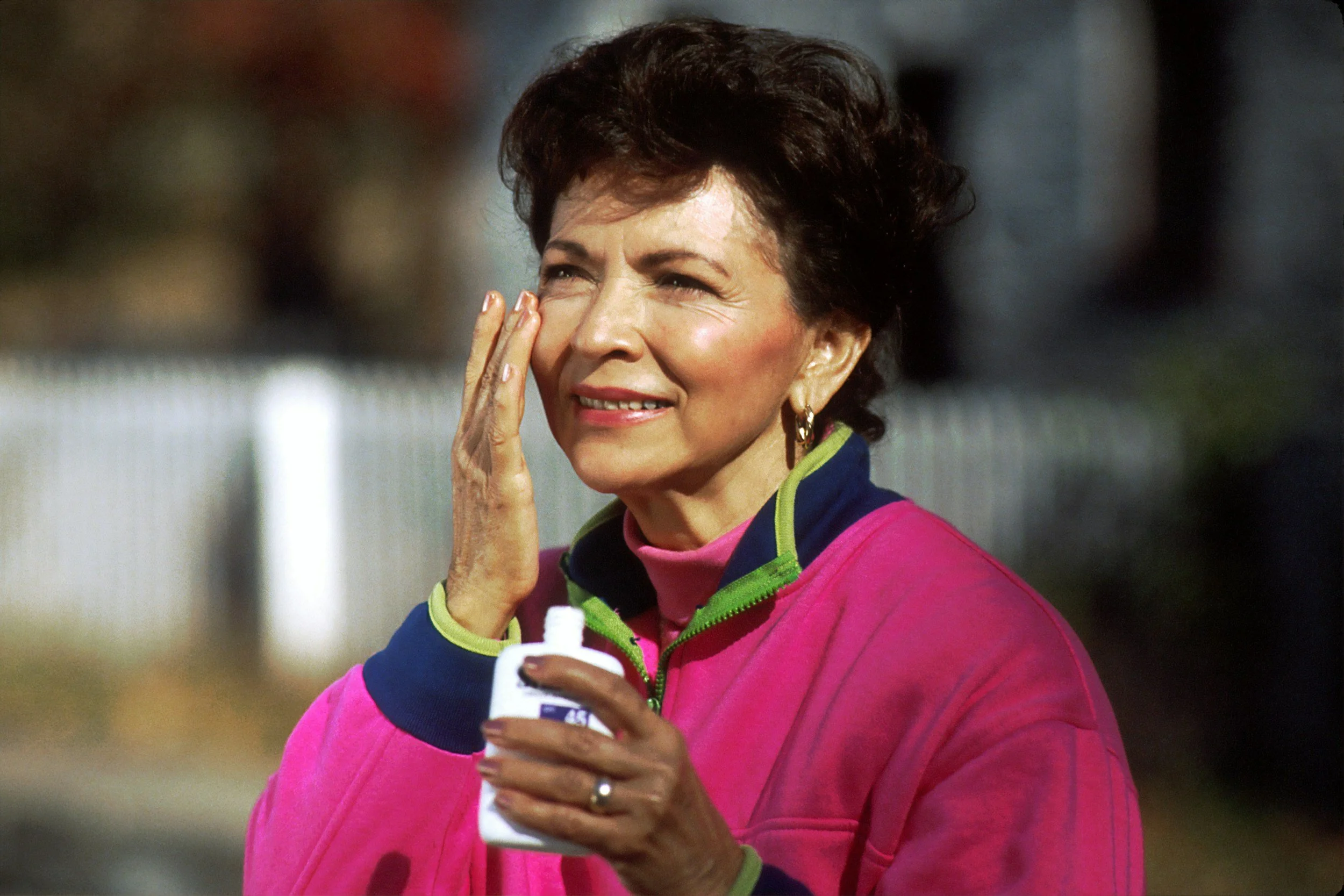 Naples Dermatology - woman applying sunscreen