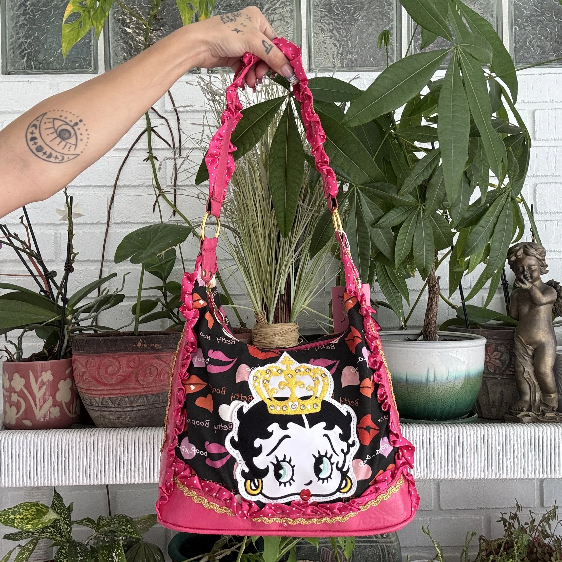Betty Boop 2009 Hearts & Kisses Ruffle Purse