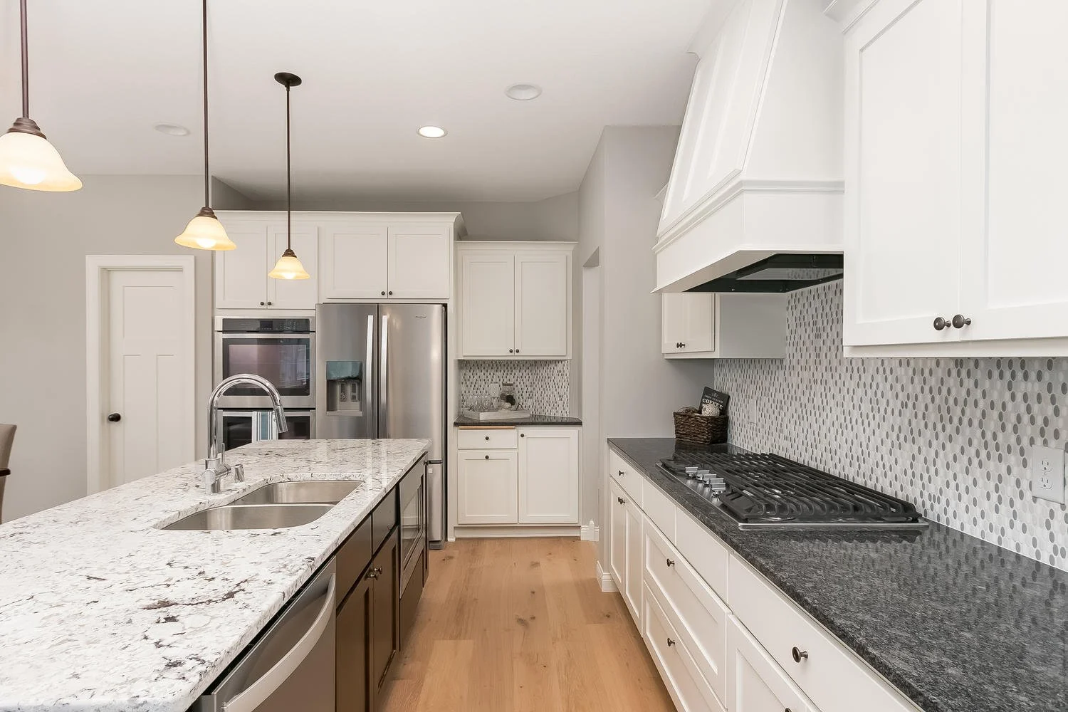 2052 Rosewood Street Lino-large-011-21-Kitchen-1500x1000-72dpi.jpg
