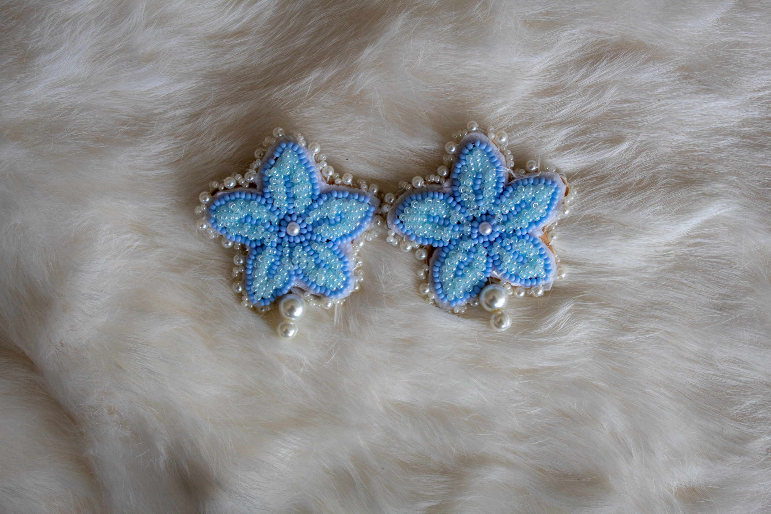 Blue raised flowers with faux pearls .png