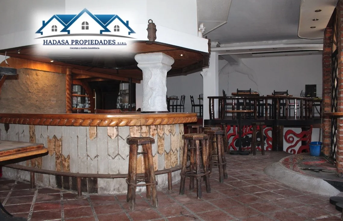 Barra, acceso y comedor.jpg