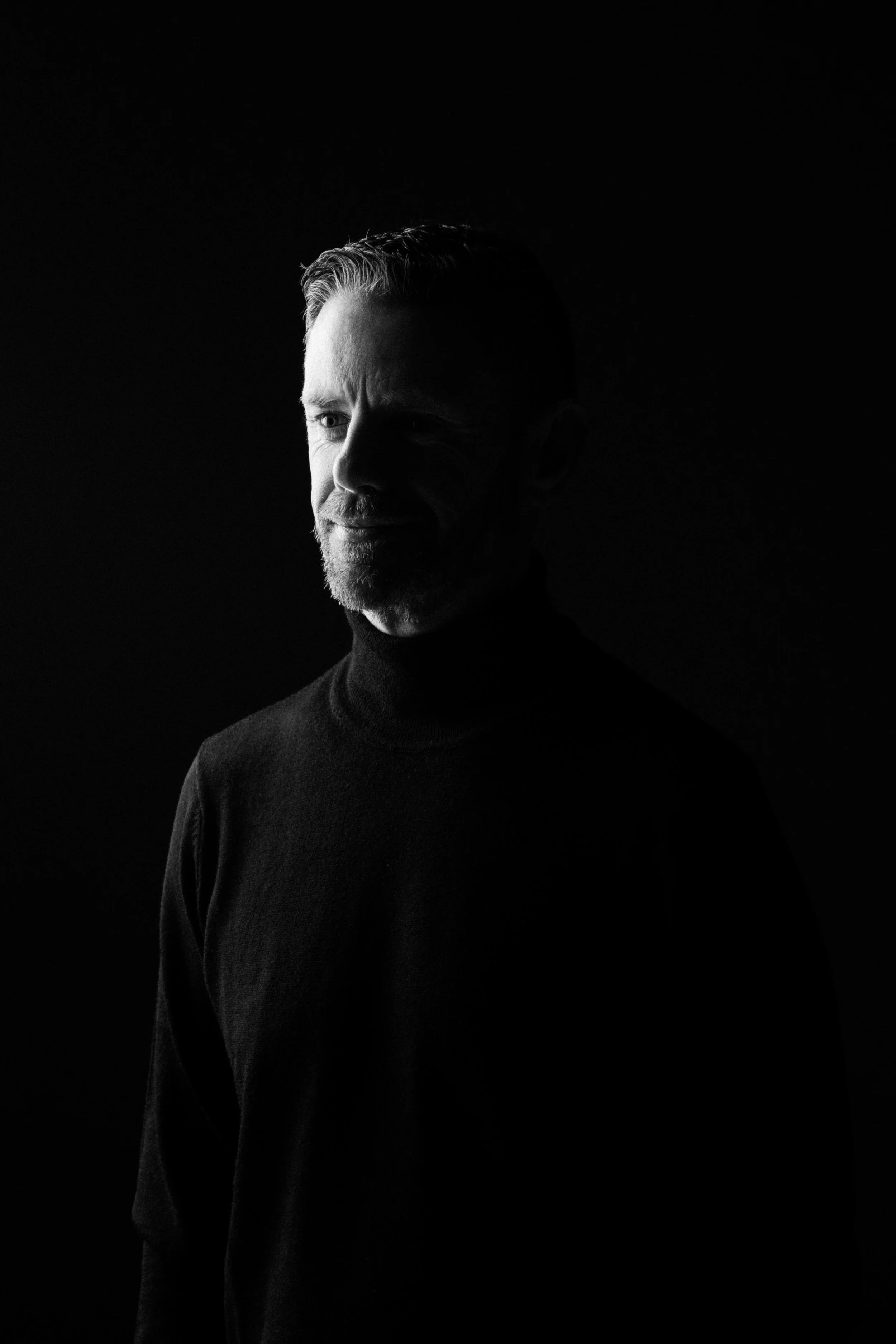 The Hidden Cognitive Cost of Leading Under Pressure