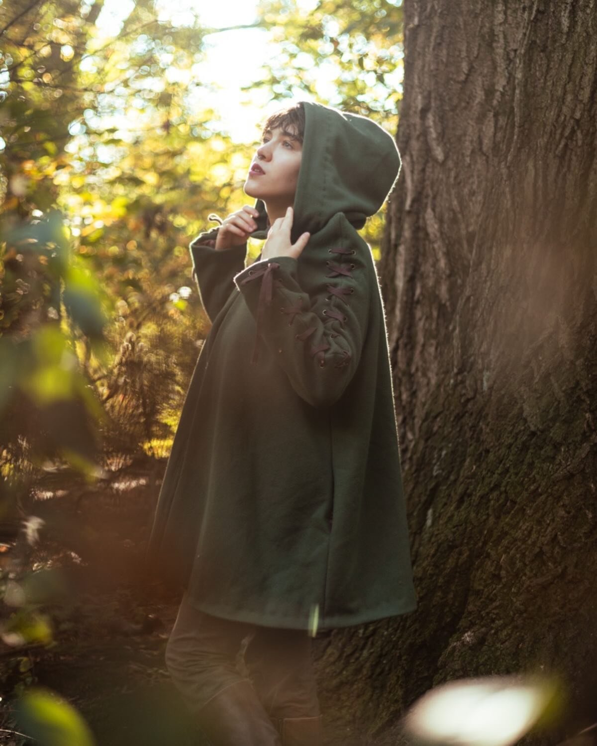 shira&rsquo;s adventurer&rsquo;s cloak!
in frame: @shirabee_designs 🍃

#fantasyphotography #hobbitcore