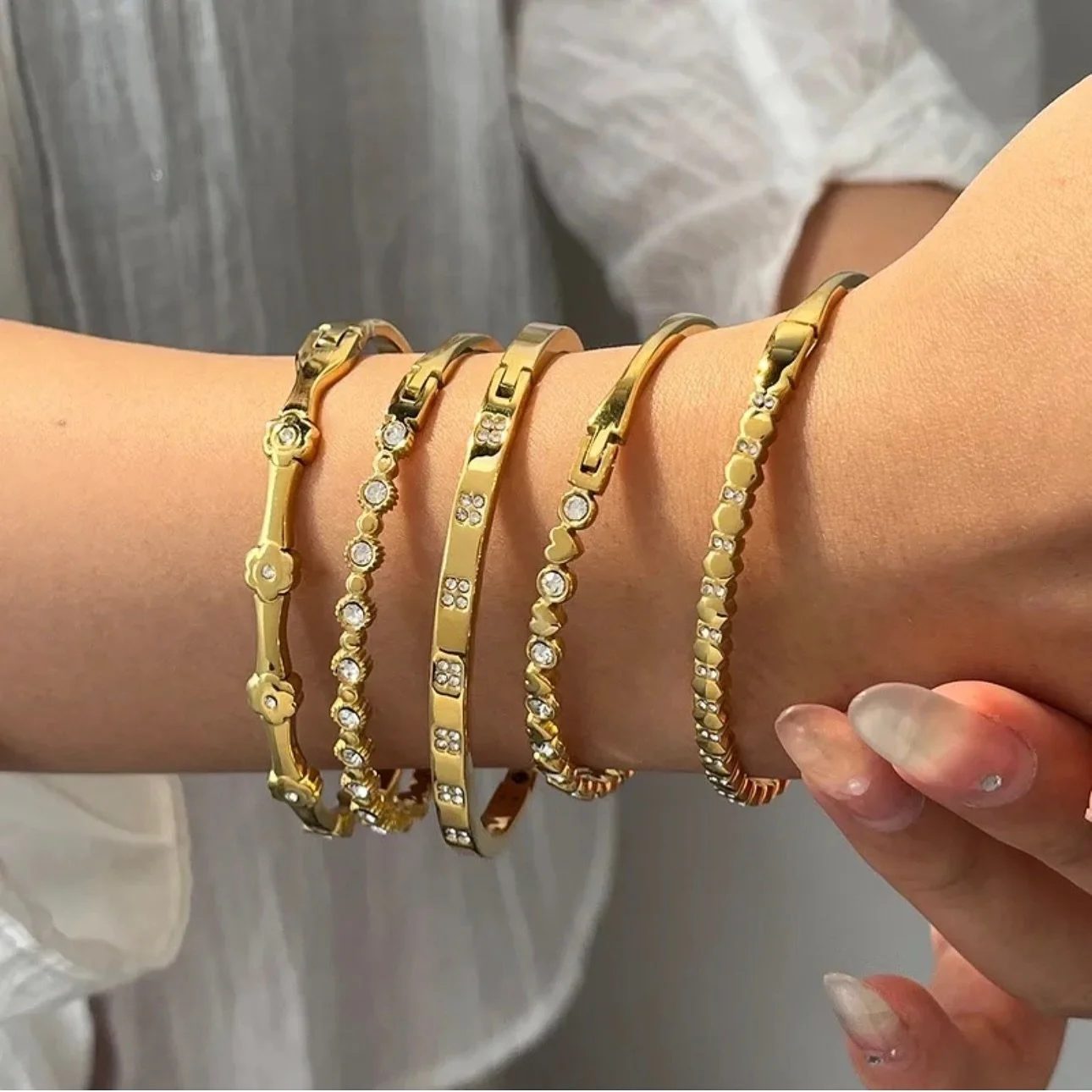 shop our bangles now!

#jewelry #jewelrydesign #jewelrygram #jewelrylover #jewelryartist #bracelet #braceletstacks #earrings #jewelrytrends #goldjewelry #cleangirljewelry #silverjewelry #goldbracelet #cloverbracelet #necklace #heartnecklace #tarnishf