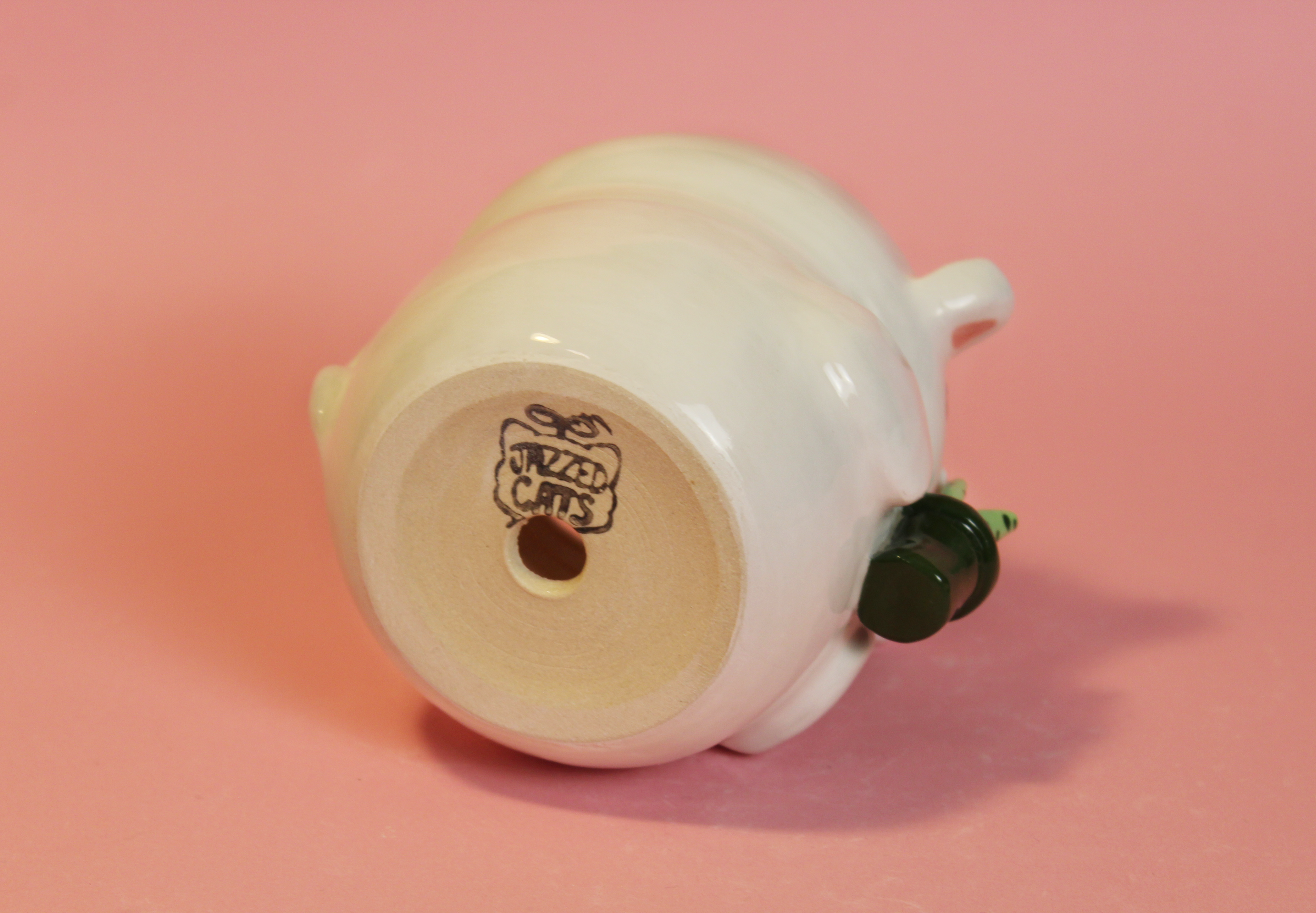 White cat pot bottom.png