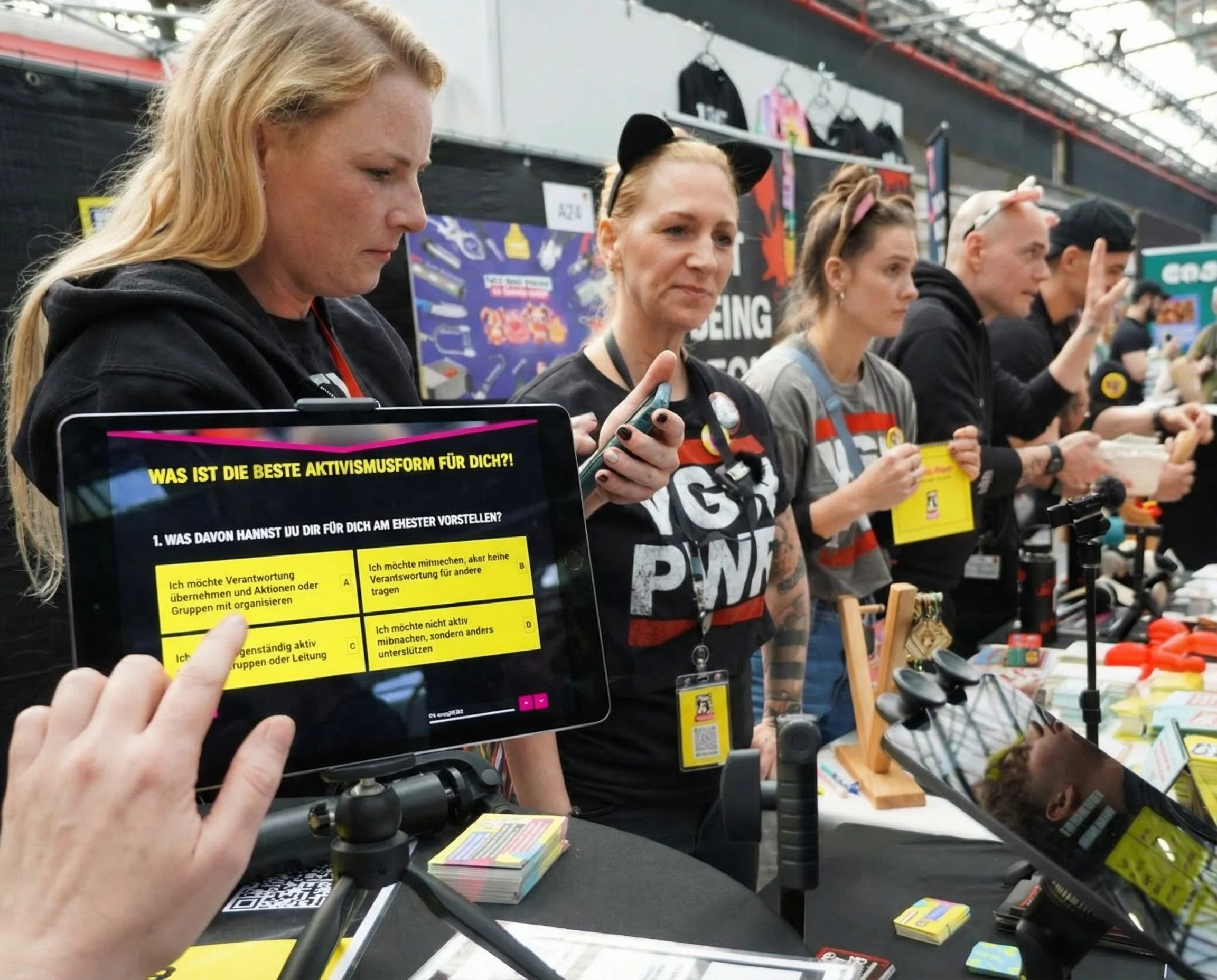 Firefly_Gemini Flash_Referenzbild 2, aber in den Vordergrund noch 1 Tablet einfügen (auf einem Stativ), au 694714 Kopie.jpg