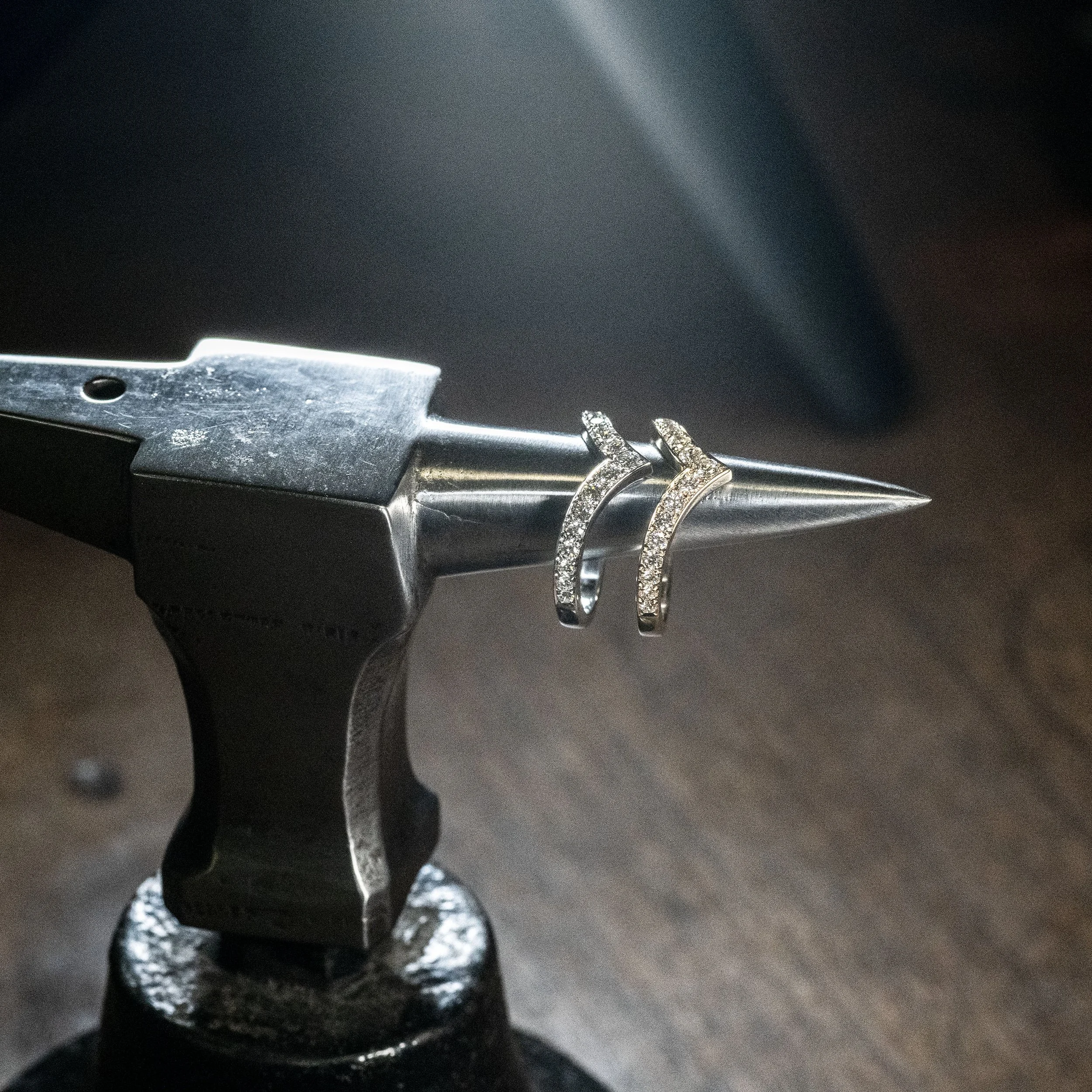 Création de bijoux de mariage à Bordeaux : des pièces uniques pour célébrer votre histoire