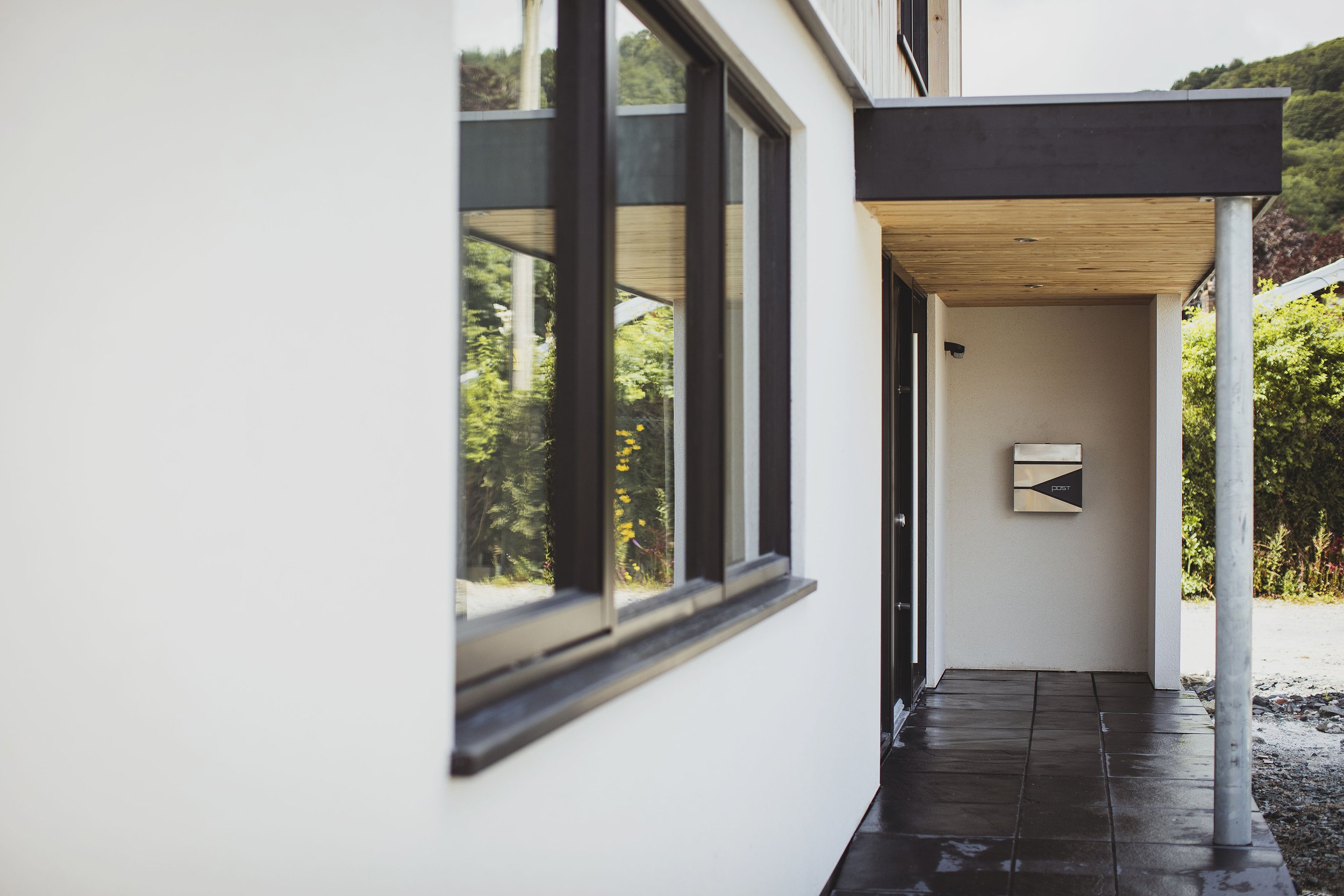 K-Rend in Wales, builders in wales installing K-rend.