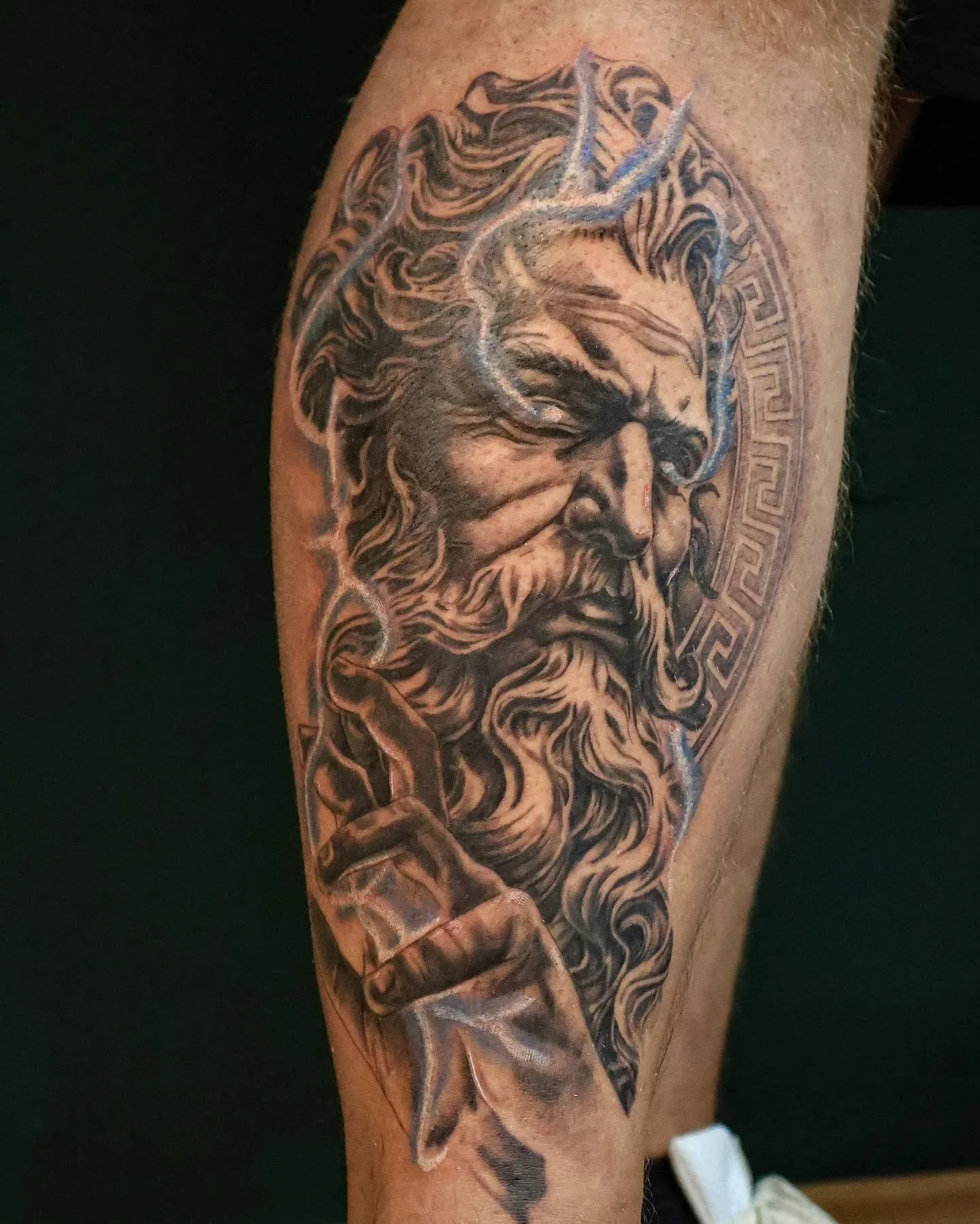U skladu s dana&scaron;njom prognozom⚡

Made with: @mr.ink_tattoocare @onyxtattoosupply

#zeustattoo #greekmythologytattoo #thunder #tetoviranje #zagrebtattoo