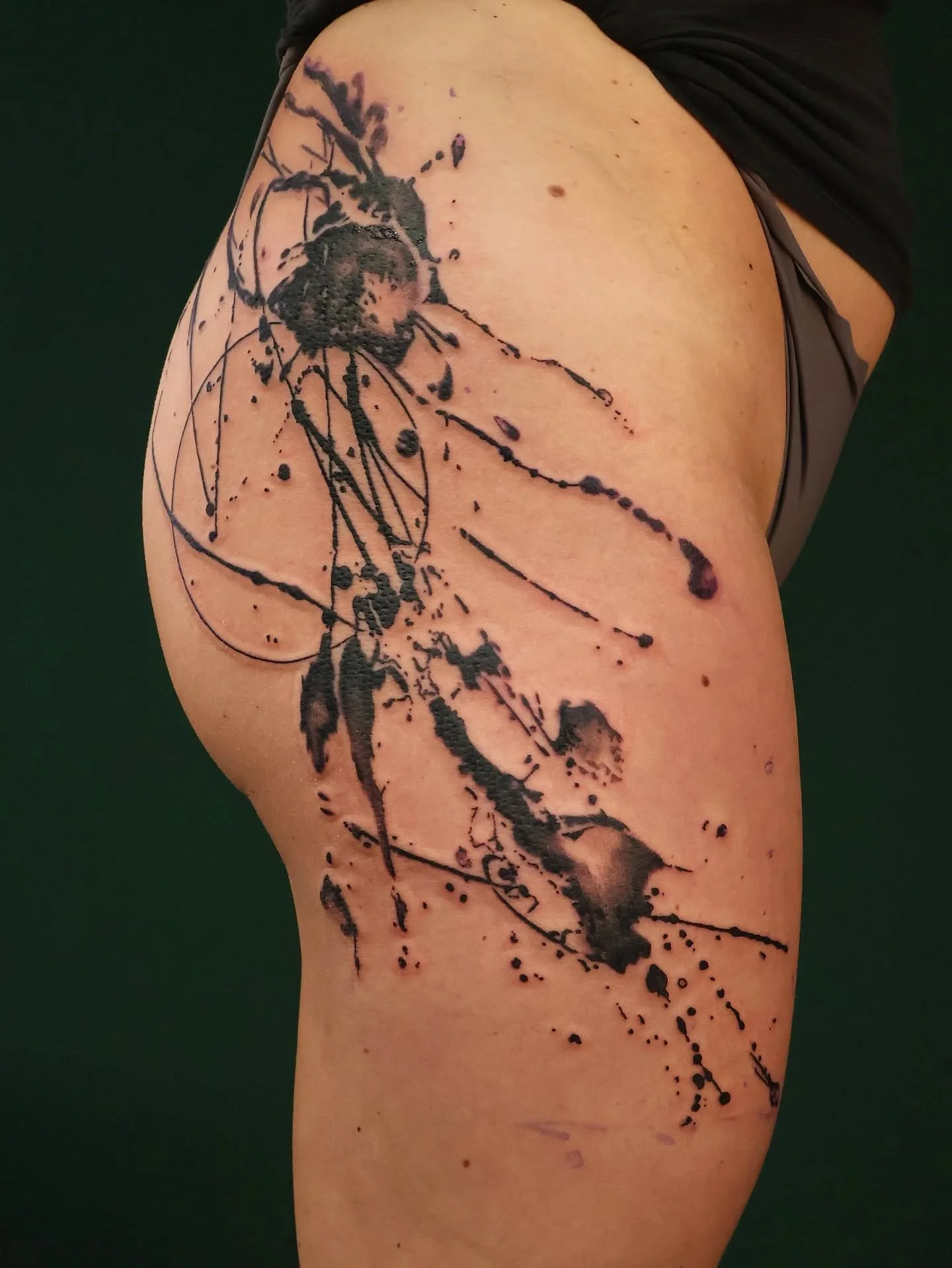 Apstrakcija koja prati crte tijela - count us in! 🖌️🎨

#abstracttattoo #brushstrokes #tattoo #zagreb #tetoviranje