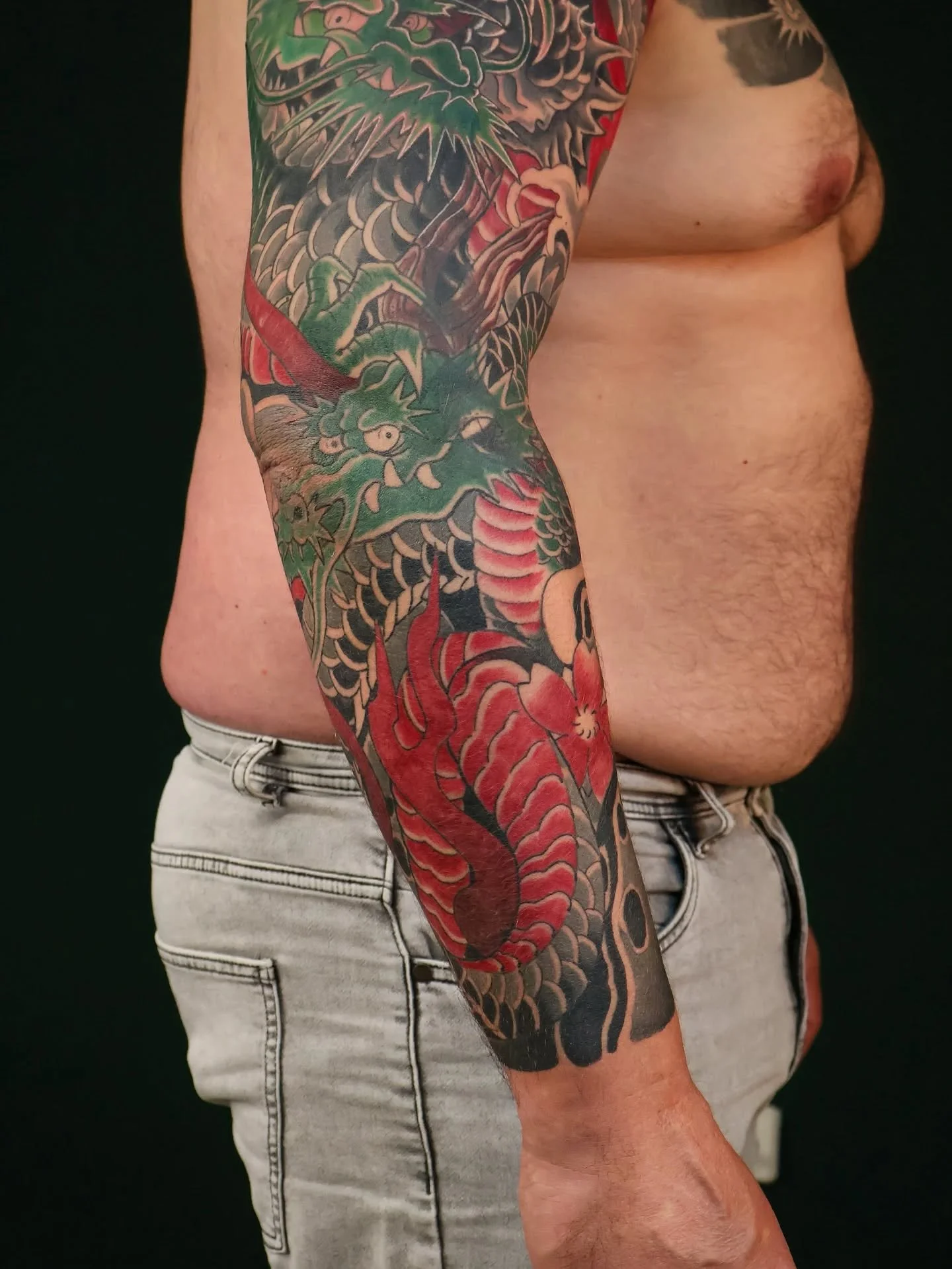 Pogledaj zadnju fotku da vidi&scaron; &scaron;to se krije ispod ovog cover up-a 👀 (većina tetovaže je već zacijeljena)

#coveruptattoo #japanesetattoo #tattoo #zagreb #coverup