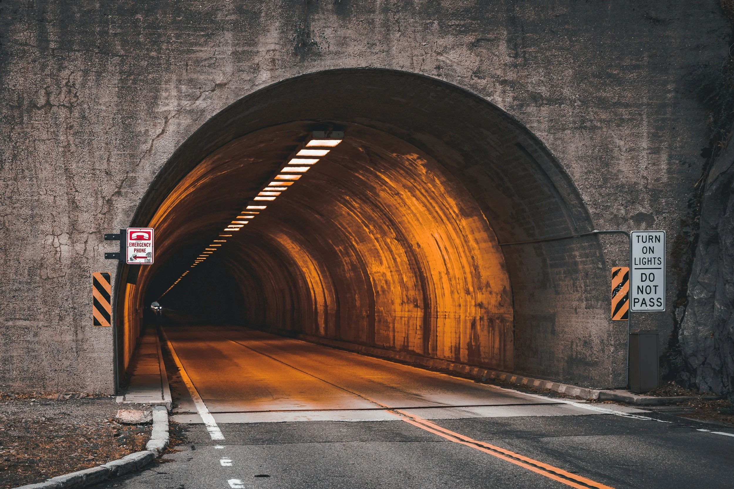 Upplyst vägtunnel