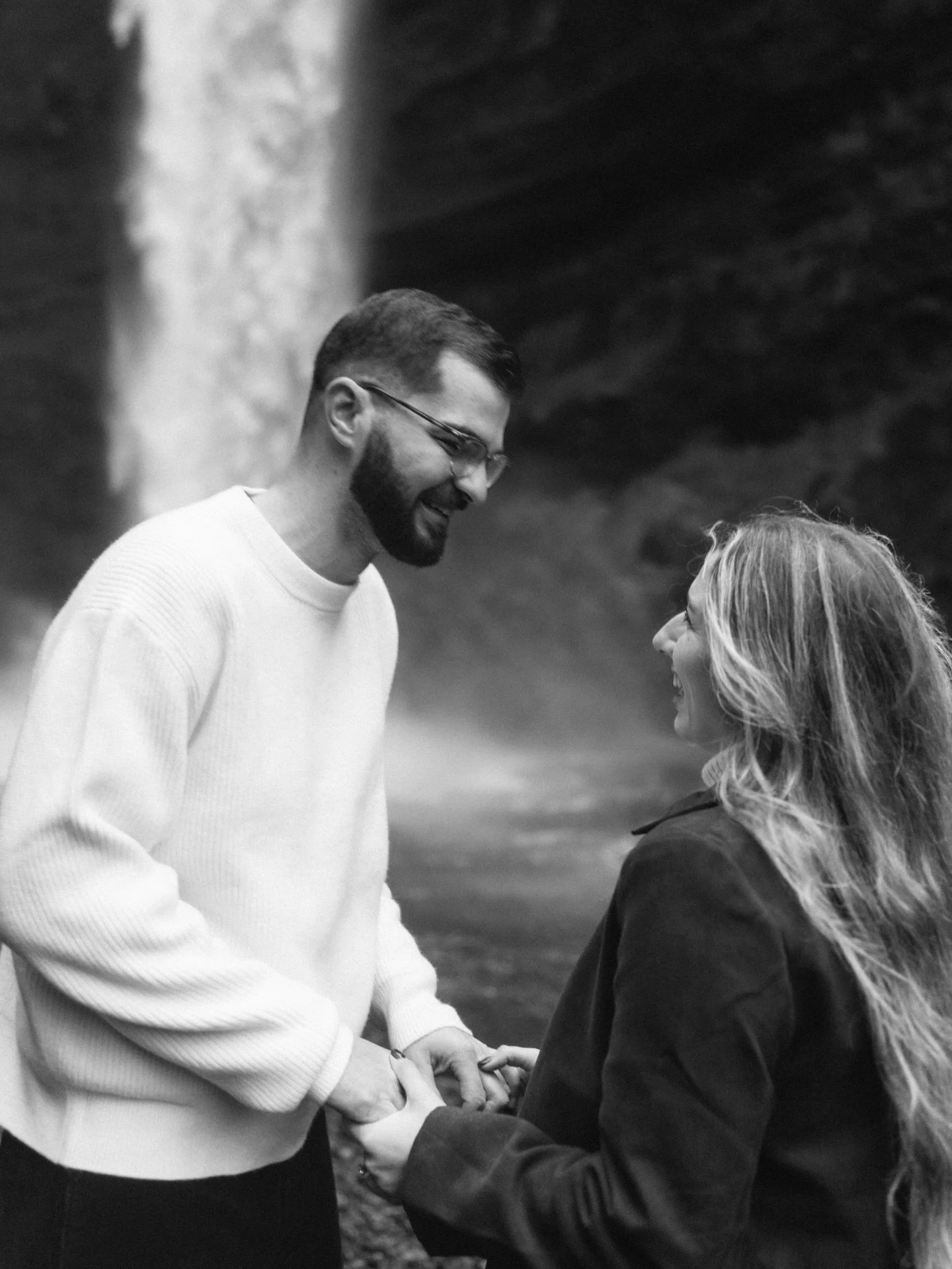 Winter made a gift to these two, offering a gentle day with soft light and peaceful presence to celebrate their engagement ✨