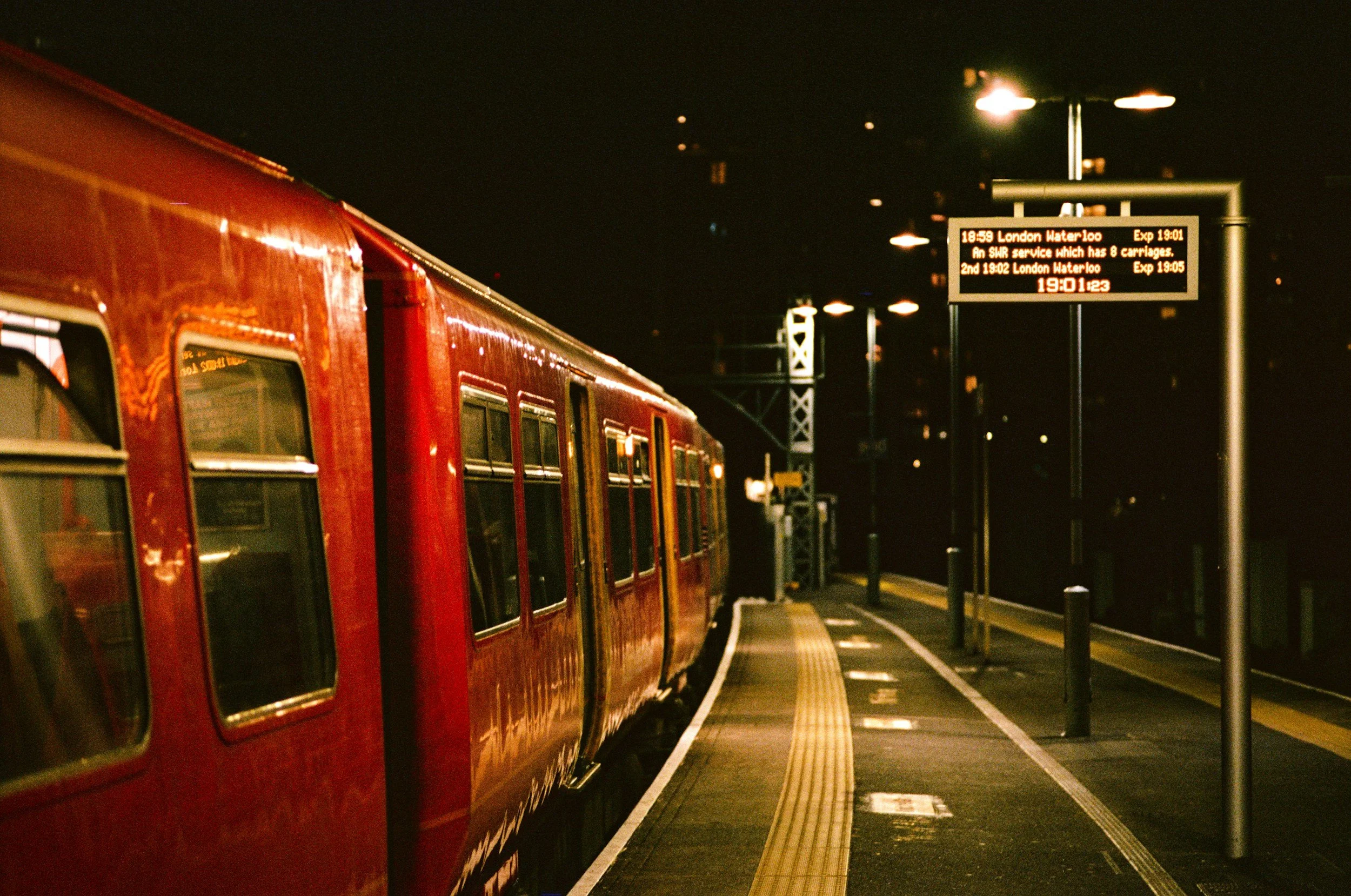 VAWG in rail: empty train station at night