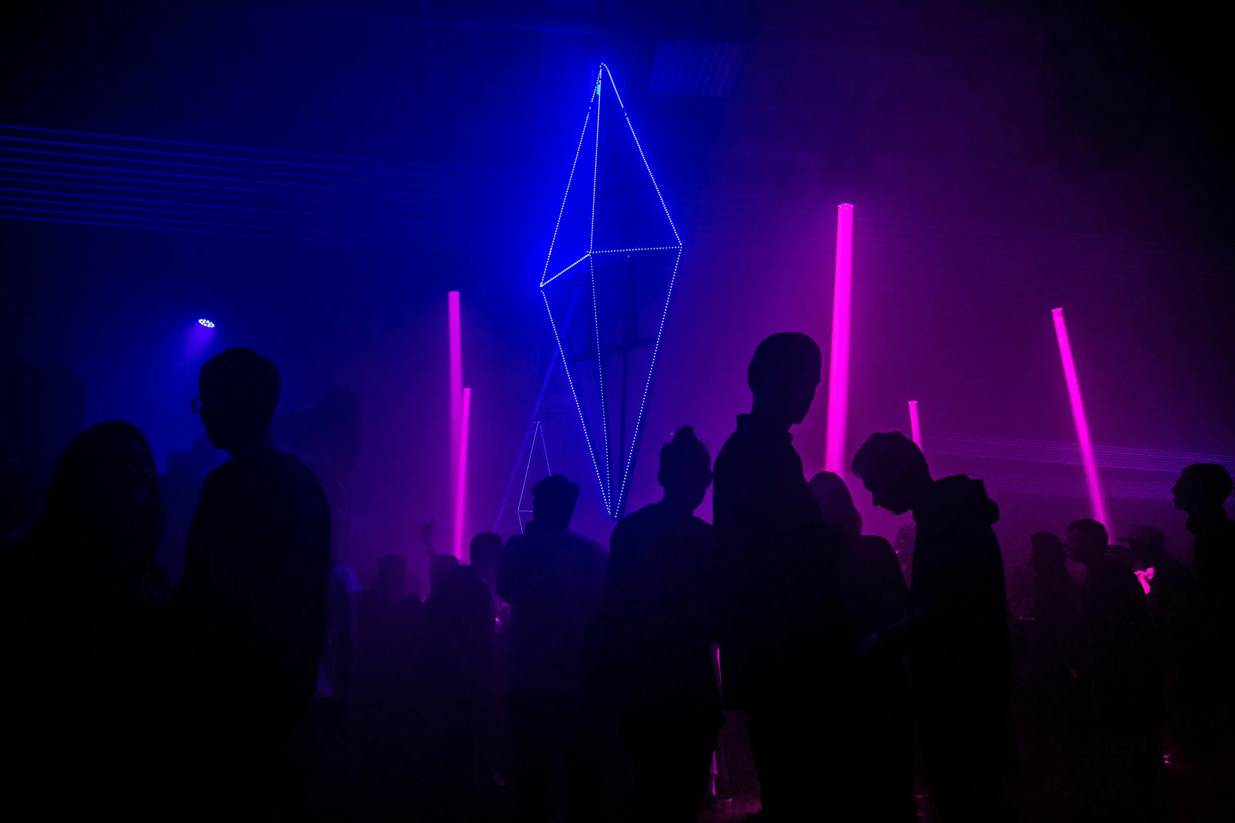 lumini DJ - echipamente DJ - iluminat profesional lumini de scenă - lumini pentru evenimente - echipamente audio și lumini - proiectoare LED DJ - sisteme de iluminat pentru petreceri - lumini inteligente