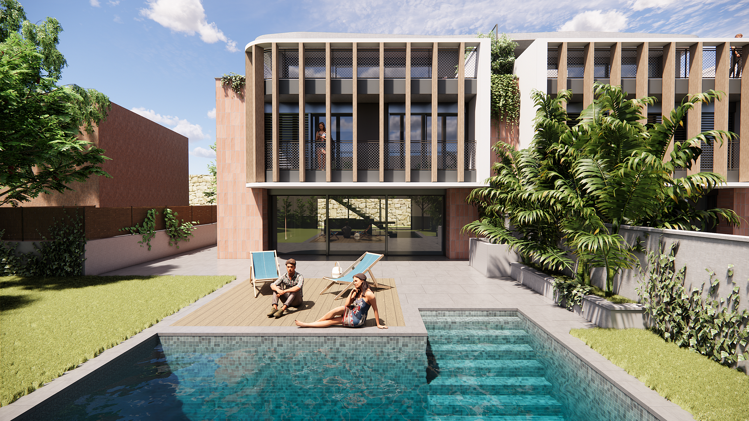 Vista de una casa moderna de varios pisos con balcón y fachada de madera, jardín con piscina y área de descanso con sillas y personas disfrutando del tiempo al aire libre.