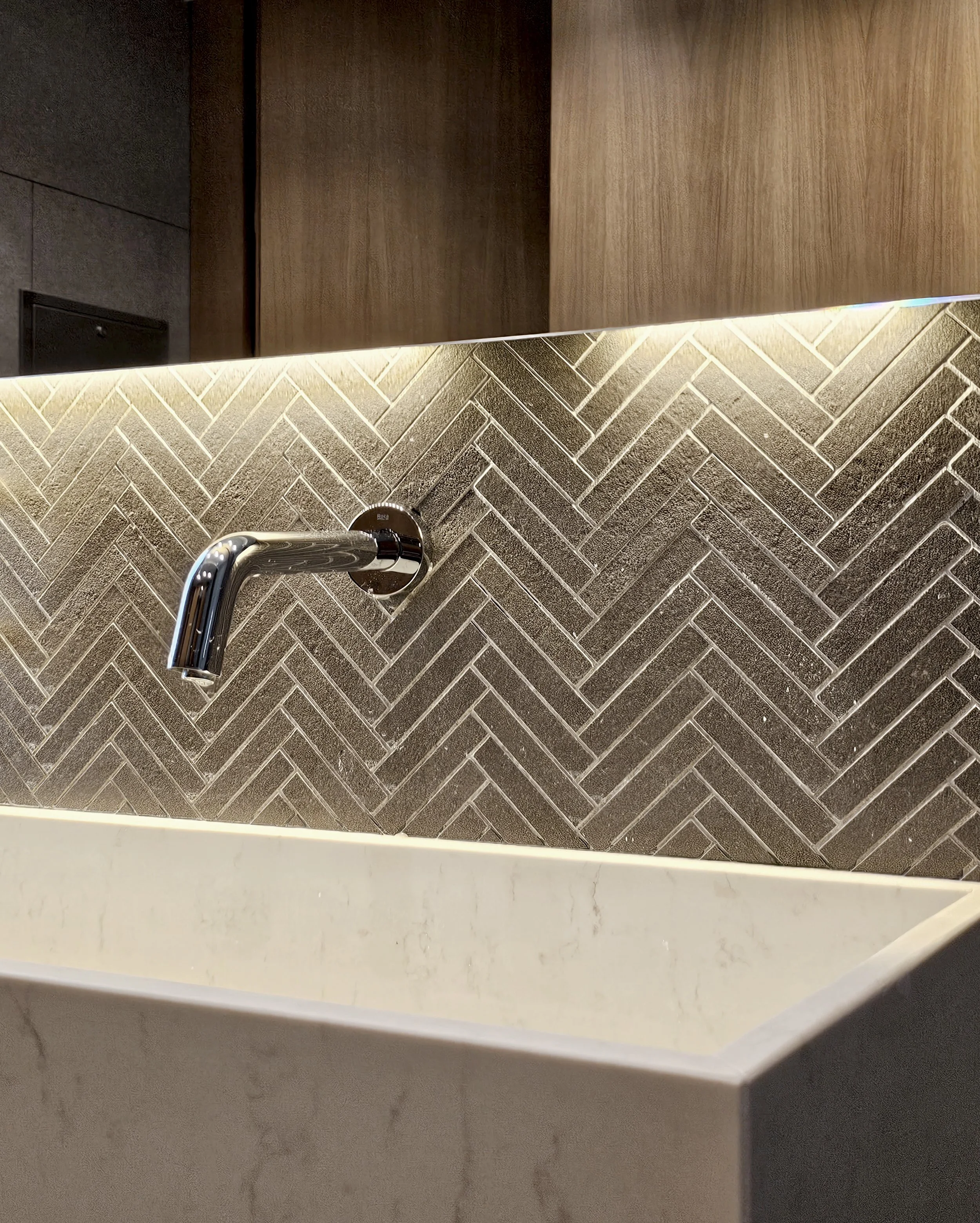 lavabo-diseño-porcelanico-edificio-oficinas-barcelona-estudio-arquitectura-wgarchlab.jpg