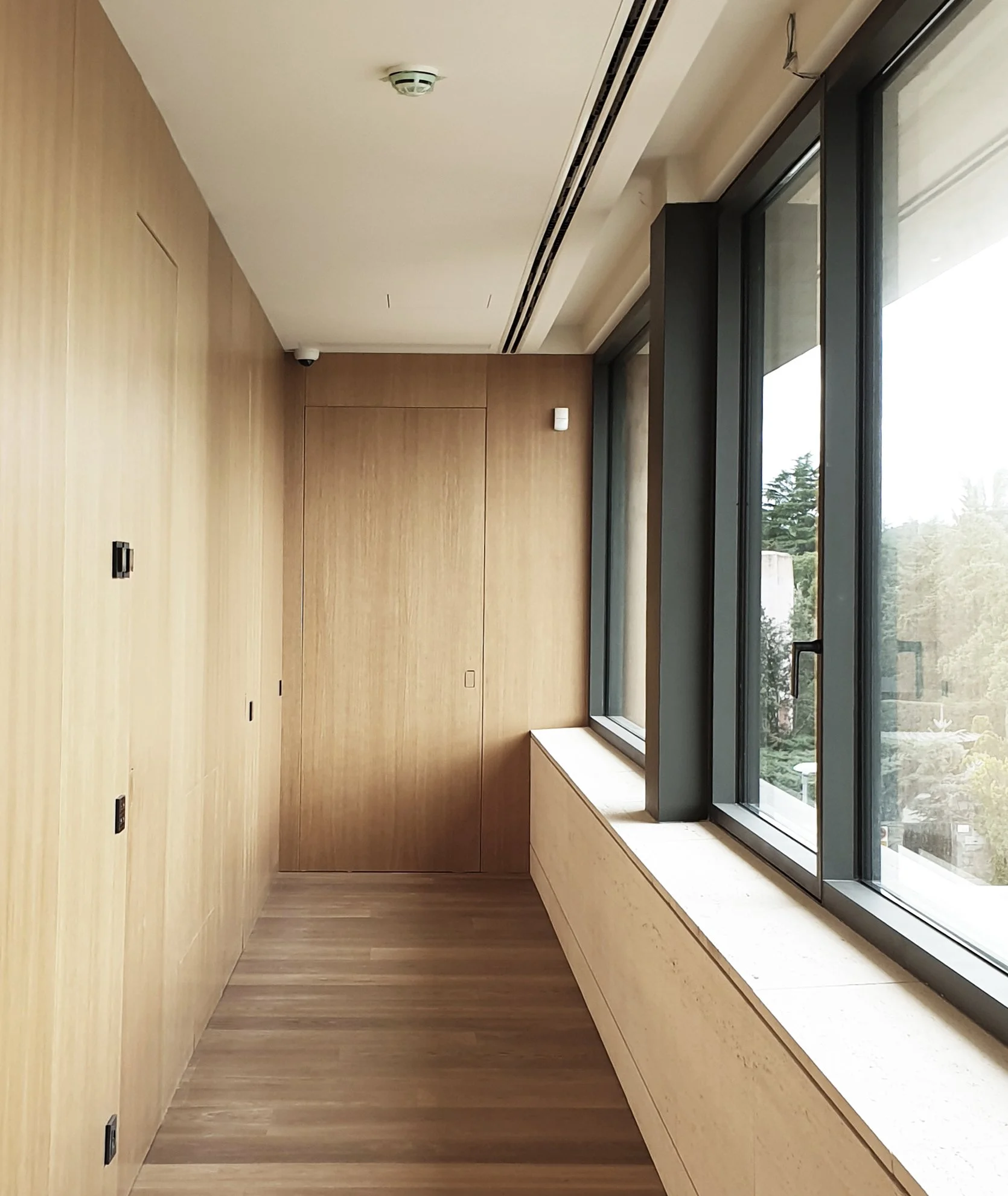 pasillo-casa-diseño-panelado-madera-estudio-arquitectura-wgarchlab.jpg