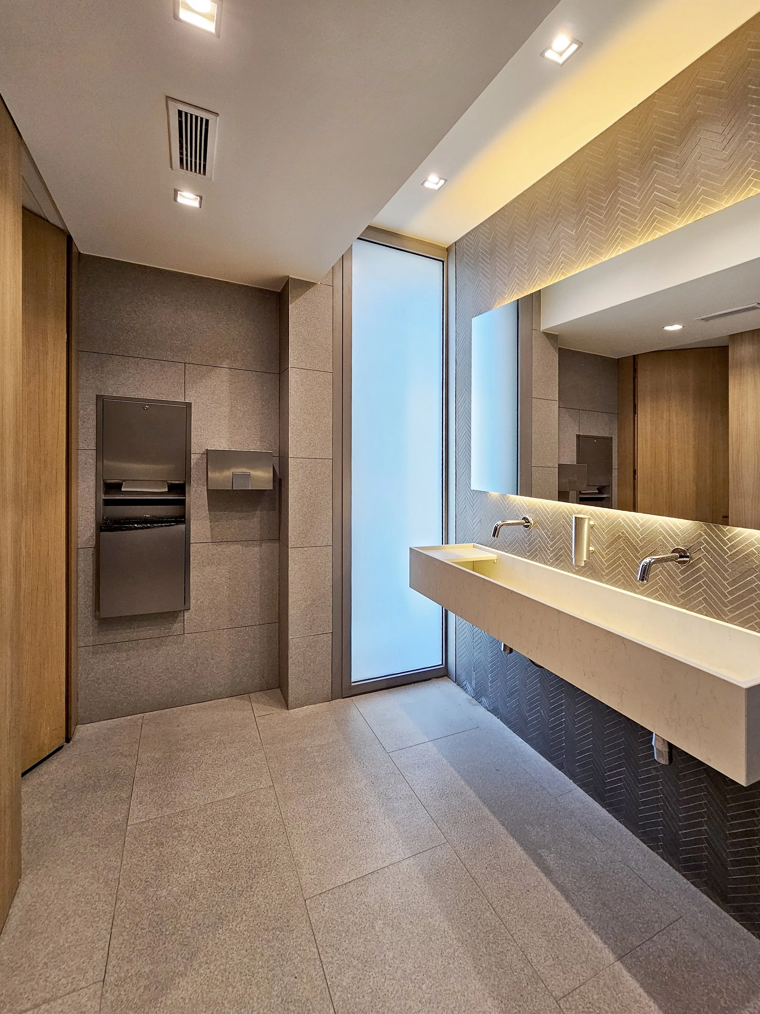 baño-diseño-edificio-oficinas-barcelona-diagonal-mar-inalco-estudio-arquitectura-wgarchlab.jpg