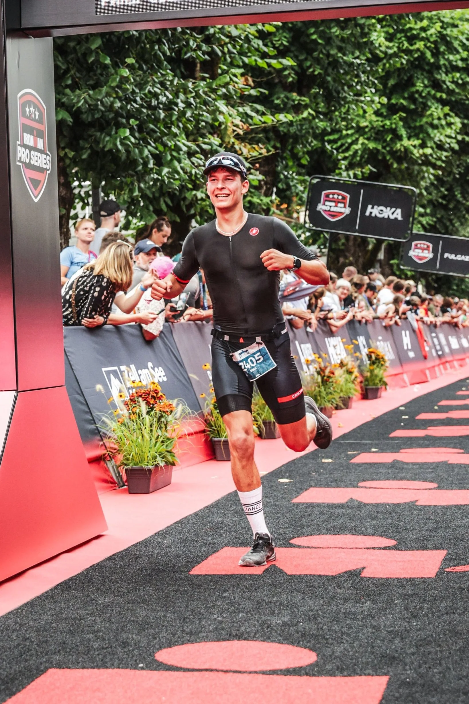 Das Bild zeigt Paul Heilig, wie er bei seinem Ironman 70.3 ins Ziel läuft.