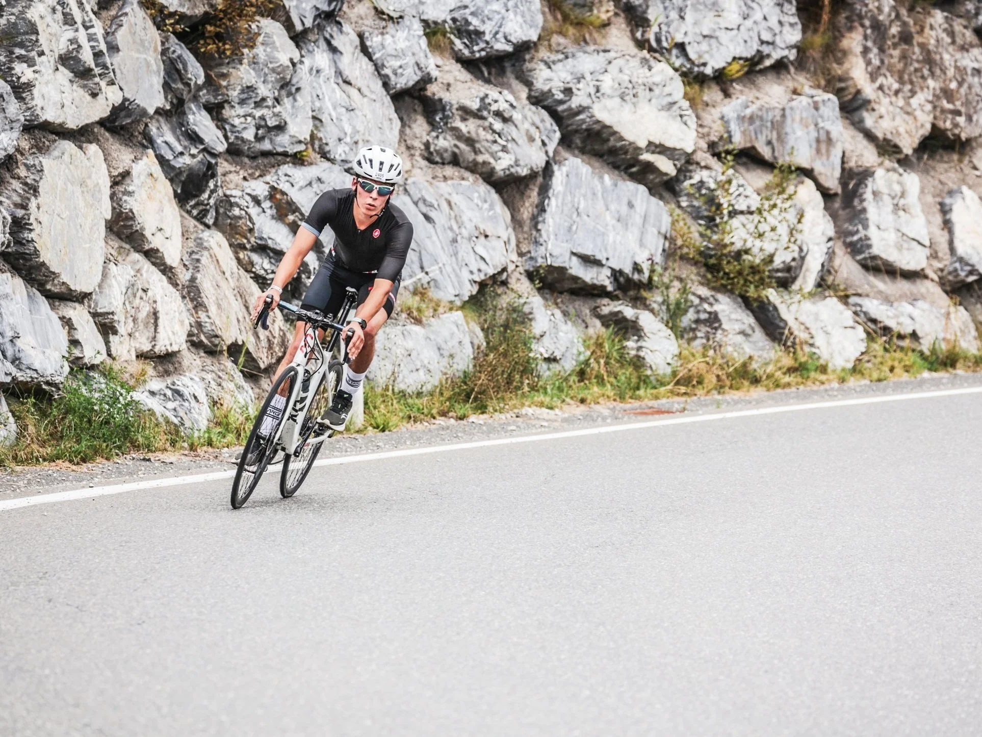 Das Bild zeigt Paul Heilig auf einem Rennrad, bei seinem Ironman 70.3 in Zell am See.